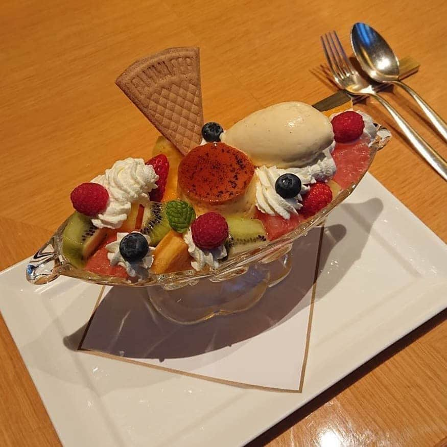 伊藤蘭さんのインスタグラム写真 - (伊藤蘭Instagram)「🍮﻿ いつかのプリンアラモード…﻿ 早く再会したいものです💕﻿ あ、そういえば﻿ 去年のディナーショーの前には、﻿ スタイリストの野田さんと私は﻿ プリンアラモードで﻿ 本番に備えたのでした😋👍﻿ ﻿ #伊藤蘭﻿ #プリンアラモード﻿ #いくつになっても﻿ #大好き﻿ #おやすみなさい」2月9日 22時14分 - ranito_official