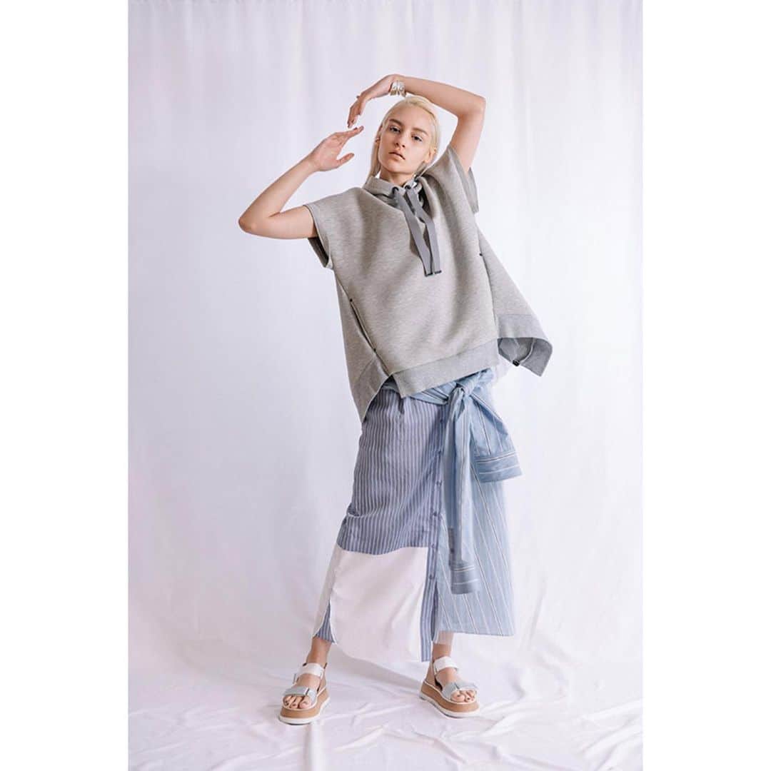 AULA AILAのインスタグラム：「【2021 HIGH SUMMER COLLECTION】  SLEEVELESS BACK PLEATED HOODIE WHITE/TOP GRAY/BLACK/PURPLE SIZE:0 ￥17,000  REMAKE SHIRT SKIRT WHITE/BLACK/BLUE SIZE:0/1 ￥22,000  ✔️OFFICIAL WEB STOREにて、先行予約会を開催中！ 期間中ご予約いただいたお客様に、ポイント20倍をプレゼントいたします。  是非ご覧くださいませ。」