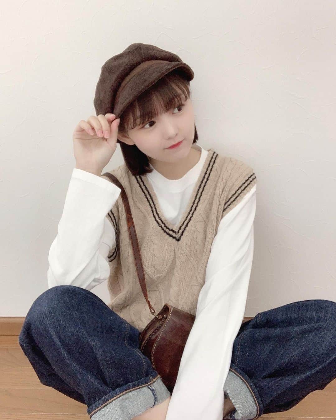 みさねのインスタグラム：「ㅤ 気持ちは春😚🌸 ㅤ TikTokも載せたけん見てね🍊 ㅤ Tシャツ GU ニットベスト @cham.official_  デニム GU 帽子 鞄 古着  #春コーデ #春服 #ボブ #ボブアレンジ #デニムコーデ #gu #guコーデ #ベストコーデ #古着コーデ #古着女子」