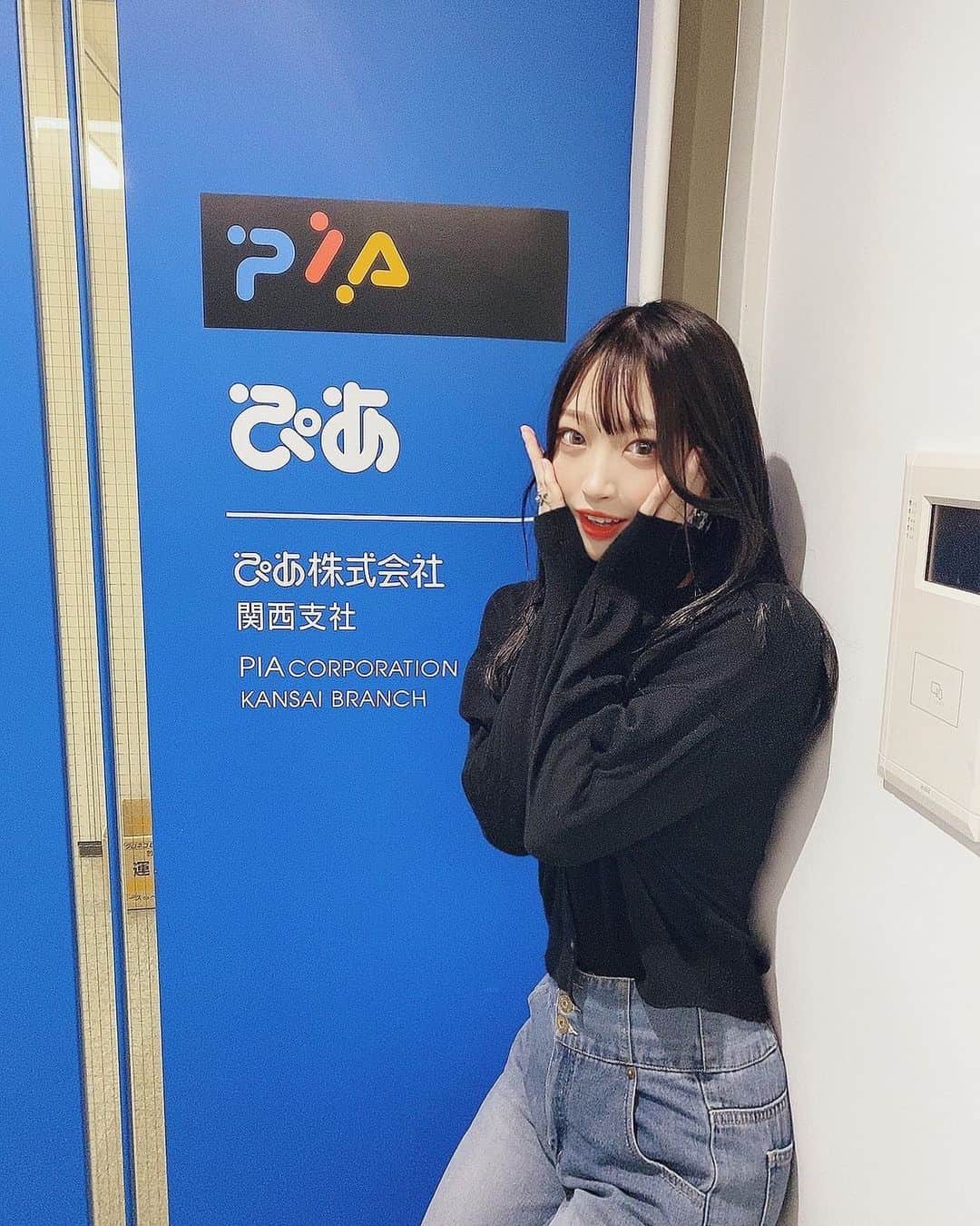 のインスタグラム：「チケットぴあさんの扉の前でぱしゃり〜 . ぴあ関西版Webさんから神薙ラビッツの コメント動画が投稿されたのでみんな見てね✨  https://youtu.be/ir3cMg3qExY」