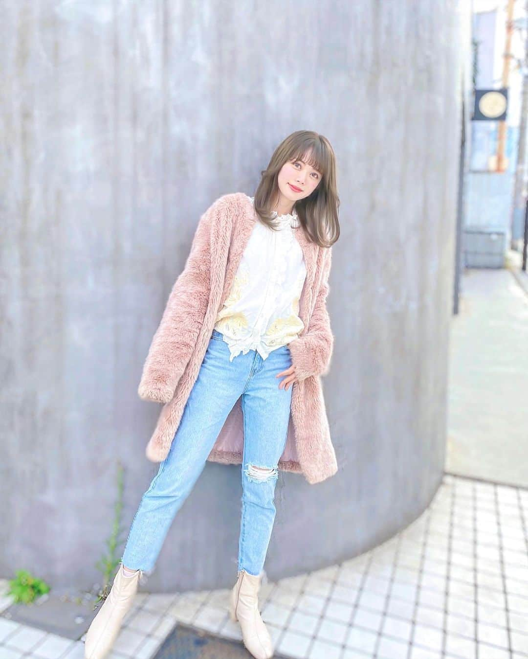 山崎春佳さんのインスタグラム写真 - (山崎春佳Instagram)「👖💕  先日のしふく。 @to_the_sea_hawaii のテーパードデニムの 形がきれいすぎて… もう春服を意識してライトブルーにした👏🏻 丈感もよき。Sサイズ。次はスニーカーと合わせたい！  ほんとにね…デニムは何本あってもいい。 だいすき。(笑)  ちなみにWebstoreと直営店 (西銀座デパートB1, 学芸大学 @tothesea_healthliving , 新宿ルミネエスト B1) にてゲットできるよ👀♡︎  #Resortnista #me #tbt #ootd #outfit #denim #denimstyle #jeans #デニム #デニムコーデ #しふく #テーパードパンツ #シャツの入れ方ちゃんとして」2月9日 22時10分 - haruka_yamazaki