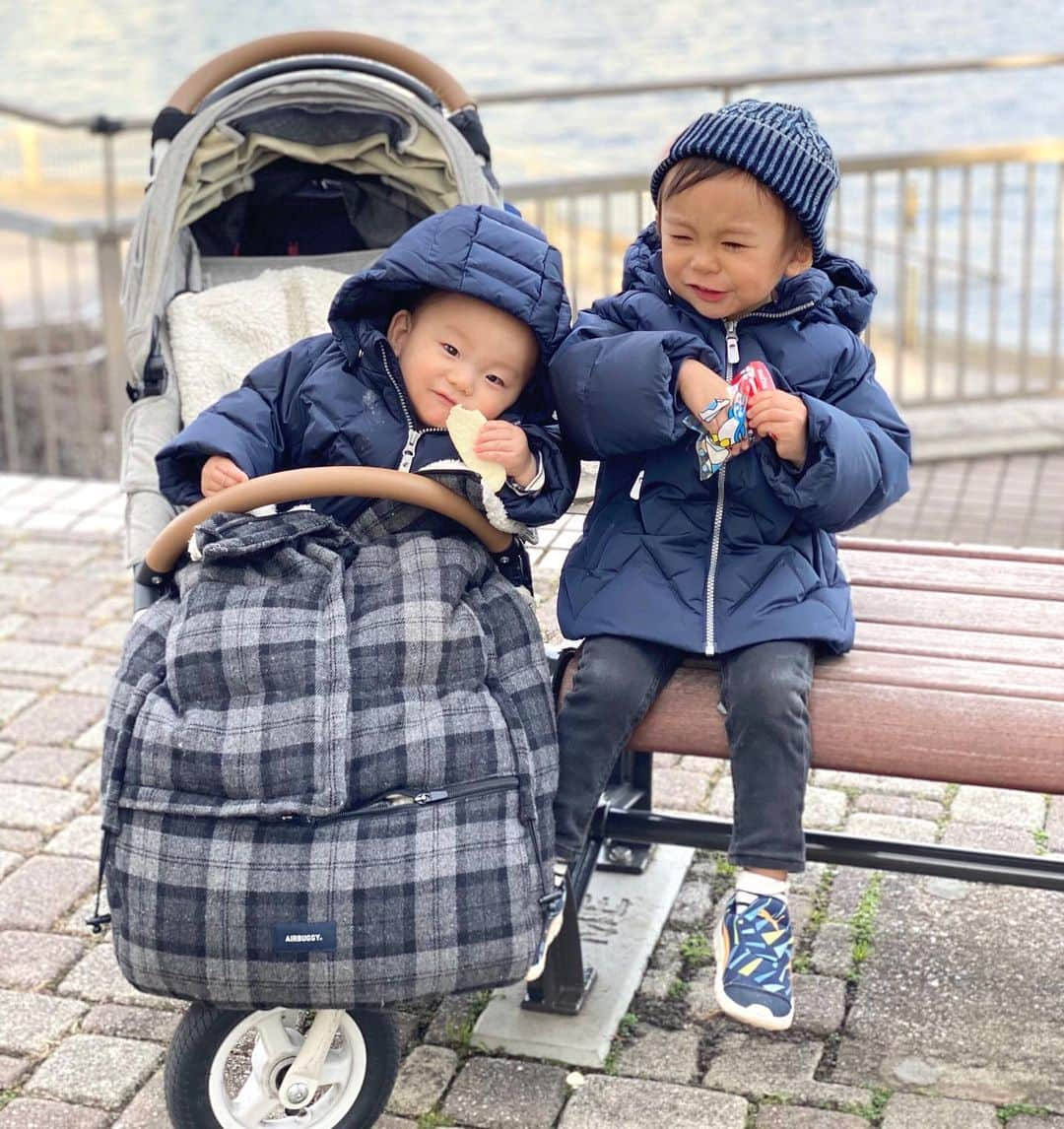 長谷川真美さんのインスタグラム写真 - (長谷川真美Instagram)「👶👦💕 #はちきゅう兄弟 ・ 兄弟で #リンクコーデ 💕 @reima の #ダウンジャケット が ほんとかっちょいい😝✨ ・ 実は来年も着たいなーっと思って ワンサイズ上をゲット🙌💗 今だとお得に購入できるから かなりオススメですよ😁 ・ ストーリーにURL載せときます✌️ このはち君の顔ツボ🤣💗 ・ #レイマ #reimakid #キッズコーデ #kids_japan #はち成長記録 #きゅう成長記録 #ママライフ #子どものいる暮らし #こどものいる暮らし #赤ちゃんのいる暮らし #こどものいる生活 #子どものいる生活 #赤ちゃんのいる生活  #セール #セール情報 #むすこーで #男の子ママ #兄弟リンクコーデ  #兄弟コーデ #3歳男の子 #airbuggy #なかよし兄弟 #9ヶ月ベビー #男の子コーデ #男の子baby #エアバギー #ベビーカー」2月9日 22時11分 - maami.hase