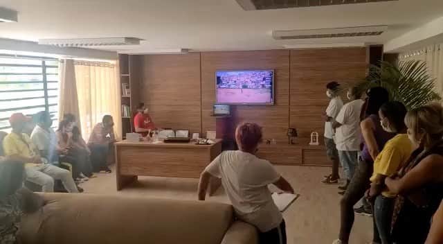 グレイシー・カルヴァルホのインスタグラム：「Paraisópolis reunida assistindo (R)EXISTIR - [líderes comunitários, enfermeiros, cozinheiros, presidentes de rua] todos aqueles que estiveram e permanecem no enfrentamento diário às consequências brutais dessa Pandemia. — Das coisas mais tocantes que recebi nesse processo! Amo vocês ❤️ #tmjsempre」