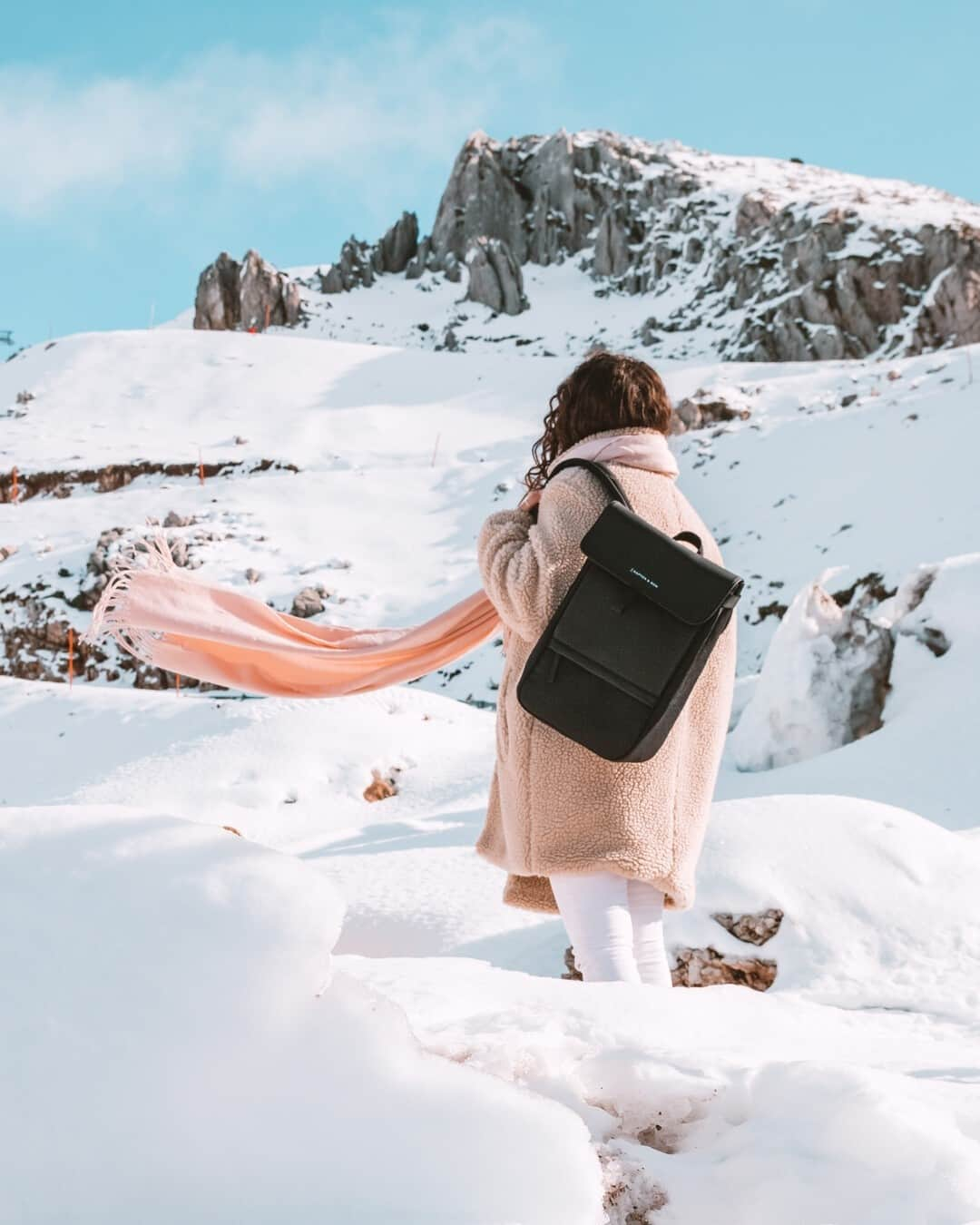 Kapten & Sonさんのインスタグラム写真 - (Kapten & SonInstagram)「'The best kind of weather is - sunny snowflake weather!' ❄️ @katemeets enjoying the snow on the go with our backpack Fyn "All Black". 😍 #bekapten #kaptenandson⁠ .⁠ .⁠ .⁠ #sunglasses #snow #snowwhite #winterwonderland #winter #wintertime #wintervibes #winteroutfit #outfit #inspo #ootd #sunny」2月9日 22時15分 - kaptenandson