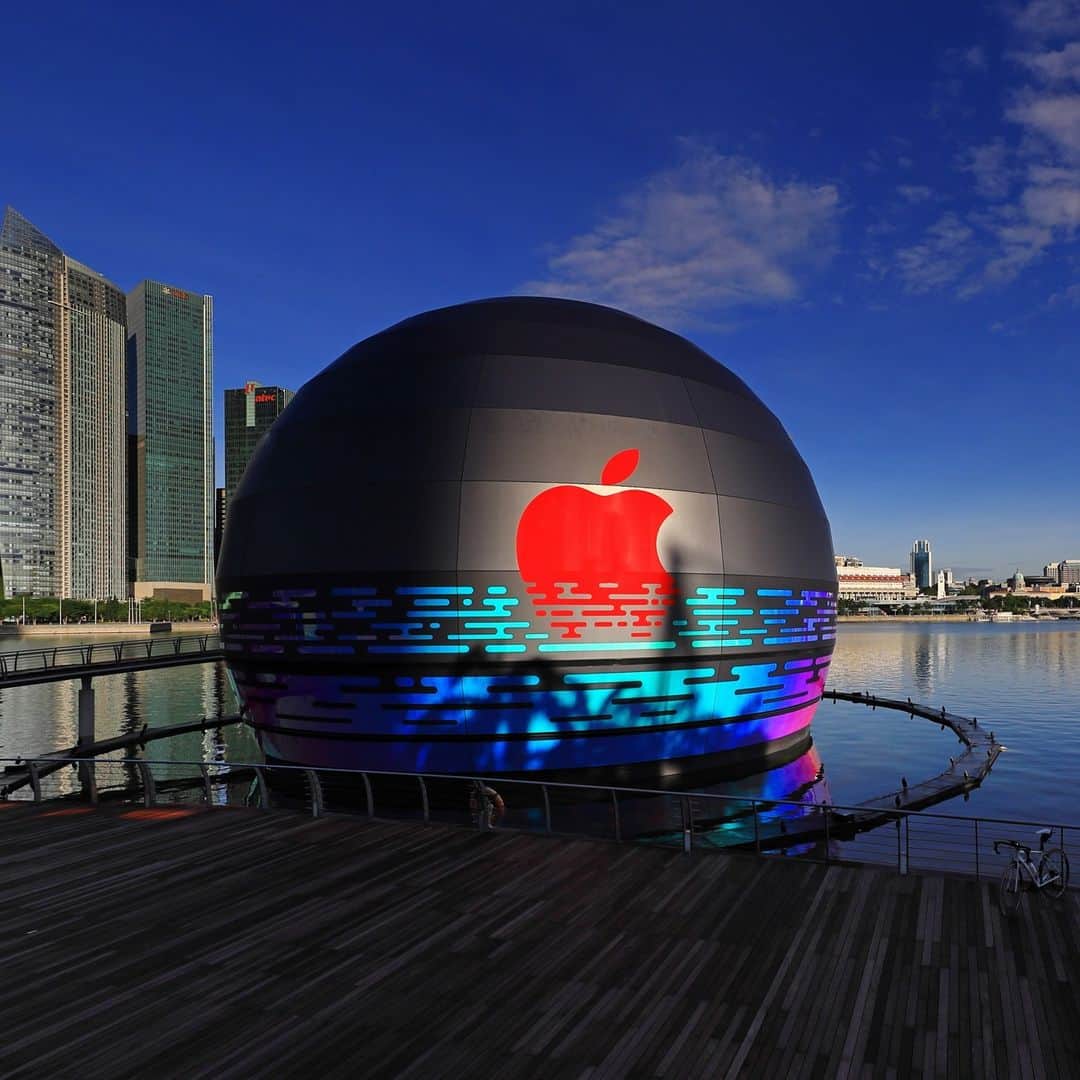 HYPEBEASTさんのインスタグラム写真 - (HYPEBEASTInstagram)「A new report has revealed that the aesthetic of @apple’s long-awaited virtual reality headset could be feature dual 8K displays and is priced at approximately $3,000 USD. It’s rumored to offer “both VR and mixed reality applications” and supposedly includes a dozen cameras and LIDAR sensors to better improve tracking hand movements and mapping rooms. Dual 8K displays are featured with the eye-tracking technology, assuming to offer higher resolution than and current VR headset on the market. Learn more about the VR headset via the link in our bio.⁠ Photo: Suhaimi Abdullah/Getty Images」2月9日 22時15分 - hypebeast