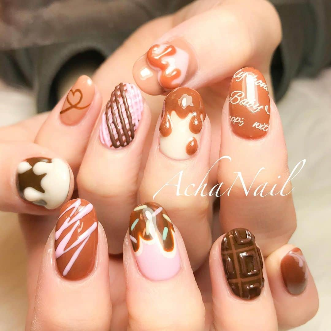 AchaNailのインスタグラム：「チョコ尽くしネイル💖﻿ https://ameblo.jp/acha-nail/entry-12655684031.html﻿ ﻿ 只今チョコネイルキャンペーン開催中🍫（2月末まで）﻿ 詳しくはブログにて✨﻿ ﻿ #ネイル #ジェルネイル #フィルイン #フィルイン導入サロン #南池袋 #池袋 #池袋ネイルサロン #ネイルデザイン #バレンタインデー #バレンタインネイル #チョコネイル #チョコレート #チョコレートネイル #紗々ネイル #板チョコネイル #locari #Nails #AchaNail #NailStagram #InstaNails #Nailart #JapaneseNailart #NailDesign #Gelnails #kawaii #네일 #日式美甲 #Valentineday #chocolate #chocolatenails」