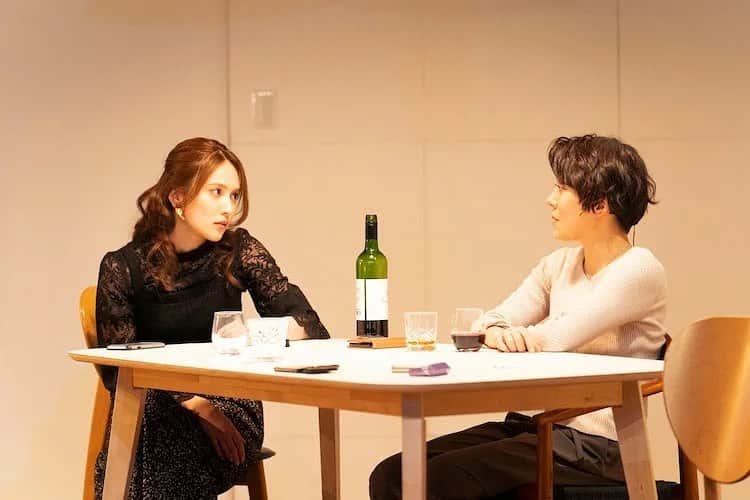 佐久間宣行のインスタグラム：「「魔女の夜」  出演:鈴木杏  入山杏奈 脚本:蓬莱竜太 演出:山本卓卓 映像:ムーチョ村松  すごく良かったです！ 蓬莱さんが10年前に書いた会話劇で、若い女優の不祥事について女マネージャーと2人が繰り広げます。 その展開の見事さはもちろん、後半にかけてドライブをかけてくる鈴木杏さんの凄い演技、そしてそこに食らいつく入山さんの必死さ。見応えありました。  ヒカリエでの4Kライブ配信で見たのですが、300インチの没入感凄かったです。ソーシャルも守られて安心でした。」