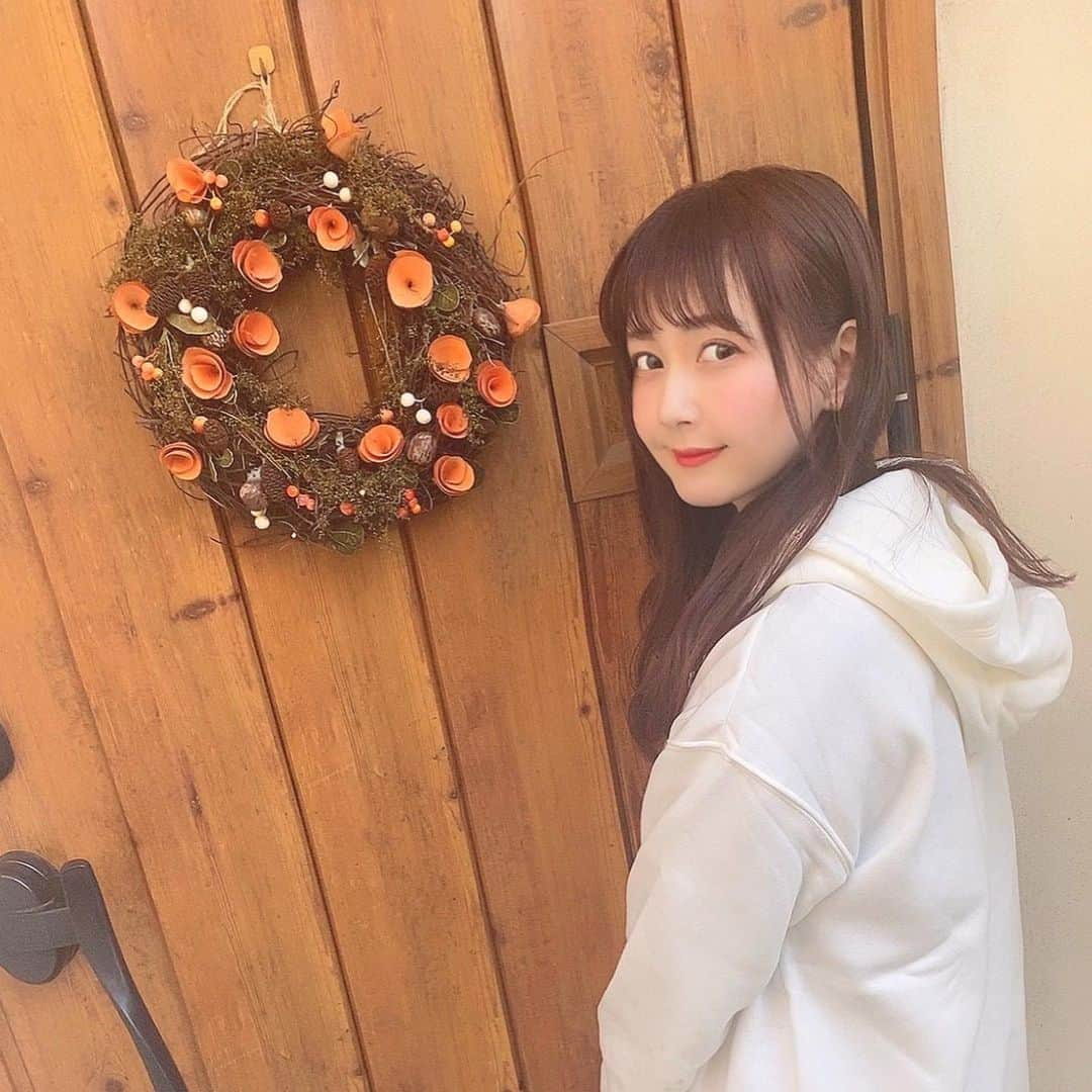 金久保マユ（ぼんぼん）さんのインスタグラム写真 - (金久保マユ（ぼんぼん）Instagram)「先日の撮影でいつものとはちょっと雰囲気の違う #コーデ 👧🏻🤍 ※撮影時のみマスク外してます！ . 可愛いですよね~！ #パーカーコーデ は大好きだけど、だぼだぼに着るのが好きなのでスカートと合わせるのはちょっと珍しい🙊 . . . . . . .」2月9日 22時16分 - kanakubo_mei