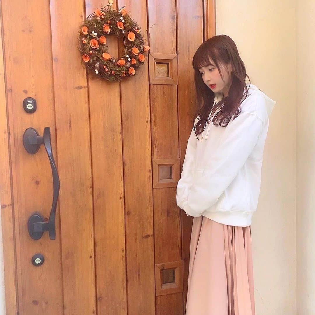金久保マユ（ぼんぼん）のインスタグラム：「先日の撮影でいつものとはちょっと雰囲気の違う #コーデ 👧🏻🤍 ※撮影時のみマスク外してます！ . 可愛いですよね~！ #パーカーコーデ は大好きだけど、だぼだぼに着るのが好きなのでスカートと合わせるのはちょっと珍しい🙊 . . . . . . .」