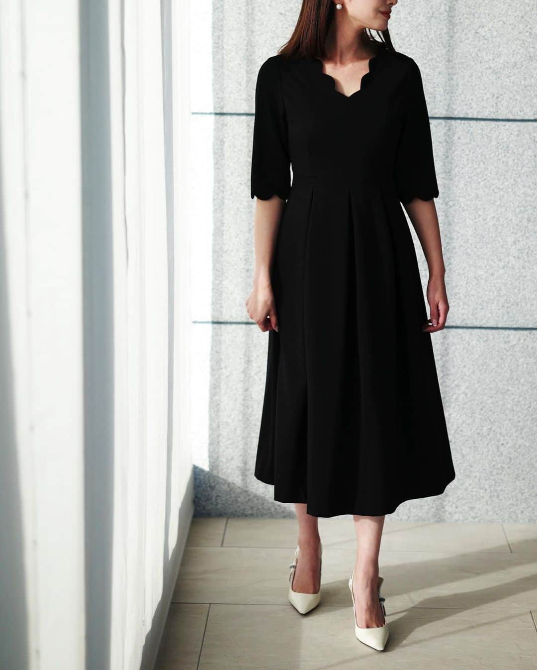 井上晃子さんのインスタグラム写真 - (井上晃子Instagram)「このブラックドレスさえあれば私は大丈夫。  そう私自身が思える、 思って頂ける一着に仕上がりました。  誰かの記憶に残るドレスでありますように🏹  scallop scallop dress/black  2/12(fri)21:00-new release」2月9日 22時19分 - akiki_2015