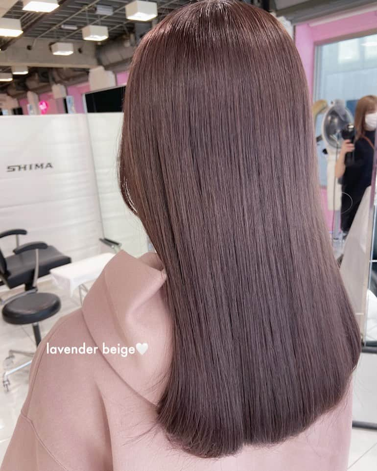 佃加菜さんのインスタグラム写真 - (佃加菜Instagram)「✿lavender beige✿ 透明感のあるラベンダー♡ 明るめのベースなら#ブリーチ無し で出来ます♡ 可愛いママさん♡いつもありがとうございます♡  #SHIMA #代官山 #美容室 #ミディアムヘア #ナチュラル #淡色 #淡色女子 #ベージュ #まろやか #シンプルヘア #シングルカラー #モテ髪 #ヘアアレンジ #lavendercolor #ラベンダーカラー」2月9日 22時19分 - tsukuda_kana