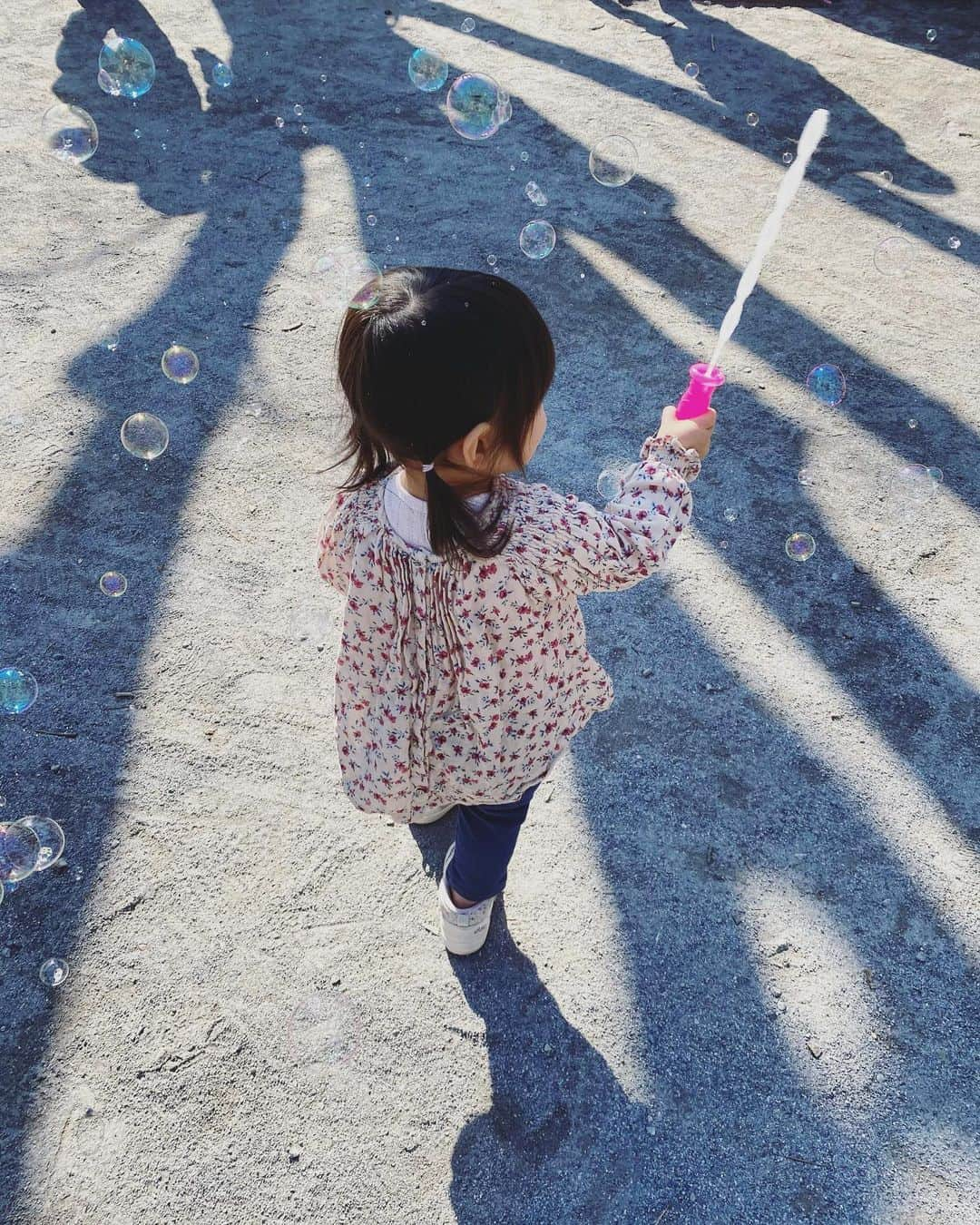 吉田早織さんのインスタグラム写真 - (吉田早織Instagram)「・﻿ 🌸1歳11ヶ月🌸﻿ ﻿ 公園大好き、乗り物大好き🚗﻿ ﻿ ﻿ 女の子でもこんなに活発なのー？💦﻿ と思うくらいよく動くしおてんば娘👧🏻﻿ ﻿ ﻿ けど、何か身につけて「どぉ？かわいい〜？」と聞いてくる可愛らしい一面も☺️﻿ ﻿ ﻿ 話す言葉がどんどん増えて、会話も少しずつできるようになってきました✨﻿ ﻿ ﻿ あと1ヶ月で2歳なんて早いなー🥺﻿ ﻿ ﻿ ﻿ ﻿ ﻿ ﻿ #1歳11ヶ月 #女の子ママ #女の子 #女の子ママ」2月9日 22時19分 - saorinxxx