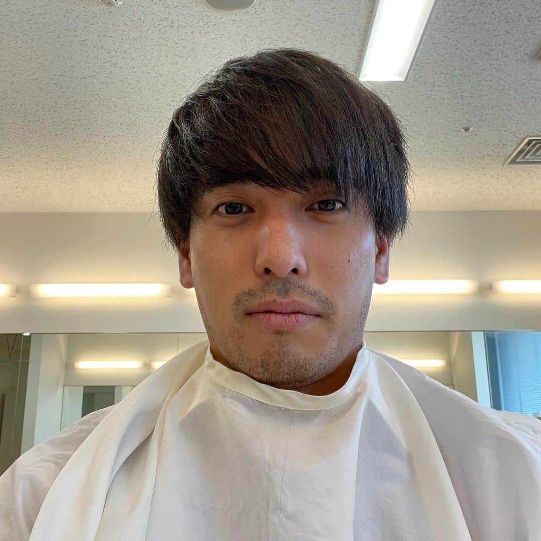 濱田隼平のインスタグラム：「きのうのビフォーアフター。 1枚目は、絶妙な覇気のなさ加減で撮影できたと思っております。  ここで、皆さんに質問です。 髪型はどうするのが良いですか？🤣笑 おでこを出して清潔感のある髪型にするのが王道なんですが… 皆さんは男性アナウンサーの髪型、気にして見てますか？笑 #誰もお前のことなんて見てねぇよ #という声が飛んできますね #ビフォーアフターシリーズ #アナウンサーの髪型 #アナ髪#アナ型 #なんでも「アナ」を付ければ良いと思っている #中京テレビ #キャッチ！ #アナウンサー」