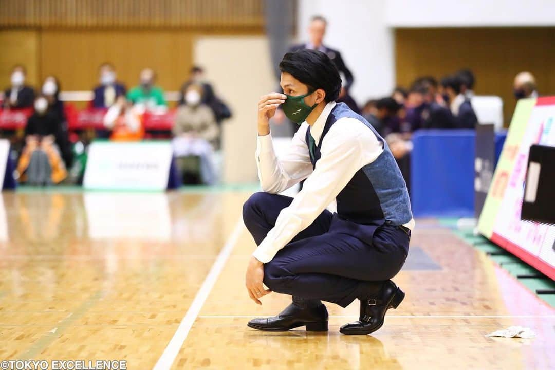 石田剛規さんのインスタグラム写真 - (石田剛規Instagram)「マスクをしながらのコーチング。  感染予防対策+もしもの時に濃厚接触者を増やさない為にも、試合時だけでなく練習時も常に着用する様にしています。  慣れてきたような気もするけど、自分の言葉ではないような気もする。上手く話せていないような。  周りからしたら口を読むことも出来ない、という要素もあるだろうし。  あと、表情も半分しか出さないから、顔もだいぶこっている。最近はトレーナーにお願いしたり、自分でもほぐすようにしているけど、顔を触るといろんなところが痛い。笑  ただマスクはもちろん、 感染予防対策のおかげでバスケを出来るているし、風邪を引くことも減った。いつ落ち着くか分からないけど、引き続き皆で対策をできればと思います。  ※マスクをしながらのシューティングのリバウンドは、まあまあしんどい。」2月9日 22時30分 - takakishida31