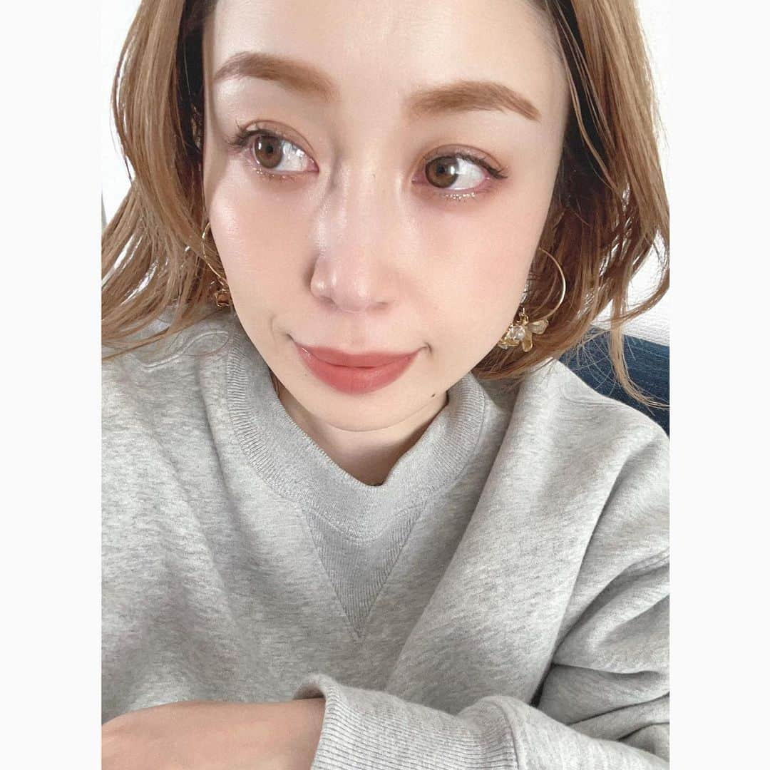 erinaさんのインスタグラム写真 - (erinaInstagram)「黒目の下にキラキラ〜✨ ポイントで使うとやりすぎた感もなくて、年齢関係なく使えると思う🙂❤︎ ラメってやっぱり可愛いよね♡！ ・ ・ ・ #メイク#まつ毛パーマ#キラキラメイク#ラメライン#ツヤ肌メイク#前髪なし#ロングヘア#ママコーデ#男の子ママ#ブラウンリップ#メイク好き」2月9日 22時23分 - enappi_148