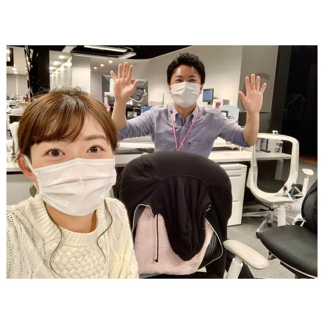 平山雅さんのインスタグラム写真 - (平山雅Instagram)「鈴木康一郎アナが育休から復帰！おかえり〜パパ〜👶🙋‍♂️✨ 1ヶ月ぶりの生放送を無事に終えた後もパソコンと向き合い仕事！復帰後のスタートダッシュ、凄まじいぃ…😳 と思いきや、数分に一度携帯を手にため息。「息子、可愛くない？見て？🥺」って癒しのお裾分けしてくれます。笑 奥さんと息子との時間、相当幸せだったようです。  これからまた一緒に頑張ろう〜！ #育休 #男性の育休  #仕事復帰 #アナウンサー #鈴木康一郎 #平山雅」2月9日 22時24分 - miyabi_hirayama114