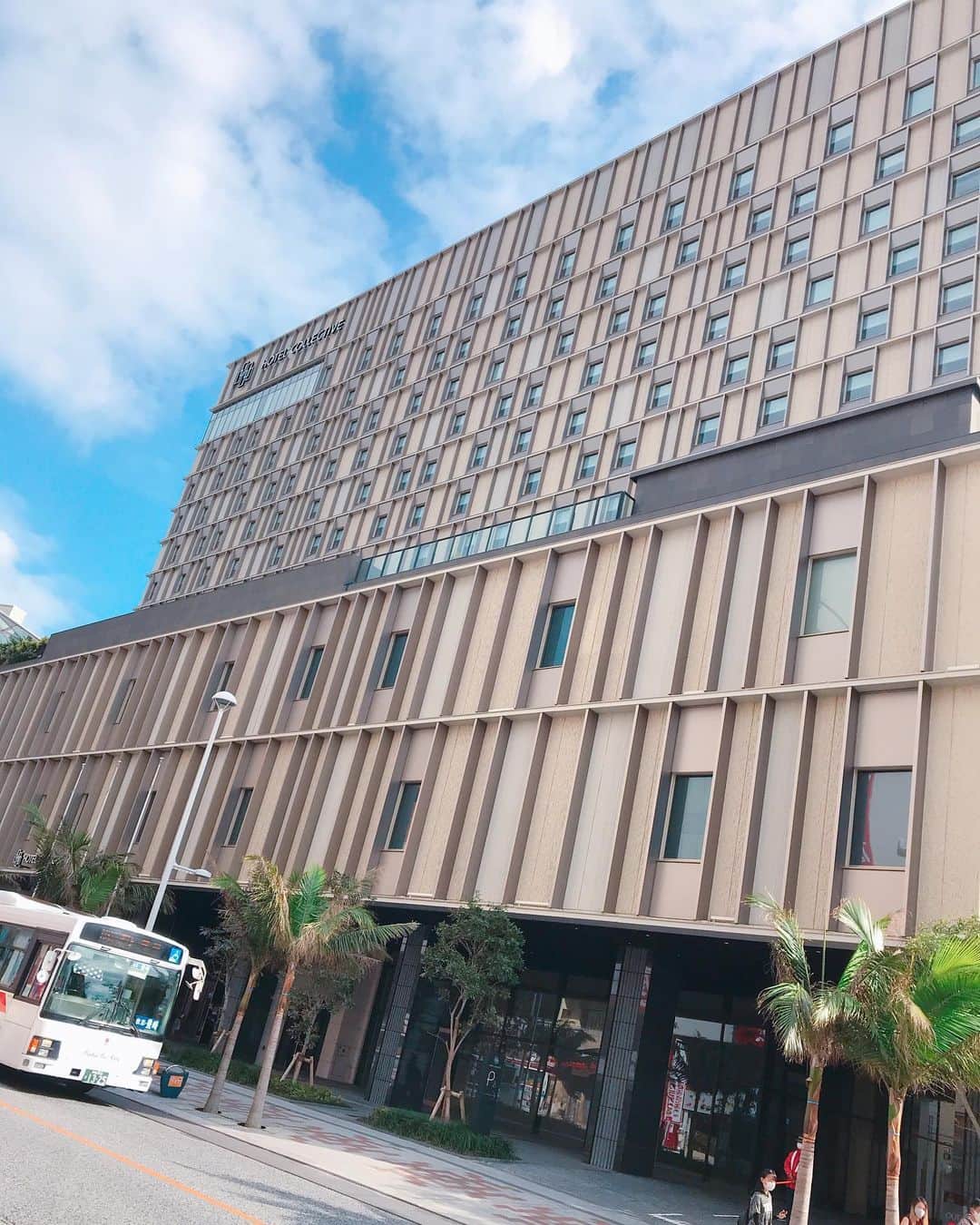 DJ MIYAさんのインスタグラム写真 - (DJ MIYAInstagram)「きゃっほほーん💗💖沖縄のおすすめ宿泊spotでーす💖  『ホテル コレクティブ』Hotel Collective に滞在しました💗 2020年に開業したばかりの、ラグジュアリーホテル💖  外観からして、とても綺麗でテンションがあがりますね💖  国際通りの中心に位置し、お部屋は綺麗💖  広々としていて静かでとても快適♪🌈🌈  茶器や珈琲なども充実していて冷蔵庫には無料のオリオンビールやお茶も🍵入っていて嬉しいservice.  GYMやSpaも快適に利用することができました♪🌈  お部屋のお風呂も🛀かなーり寛げました♪  BED周りにUSBいっぱいありがたいよね❤️→ここめっちゃ重要っっ♪あと、お部屋に傘があったのが助かりましたー！ちょうど雨降ったので。🌂  ほんと、おすすめのラグジュアリーホテルです。  那覇市松尾2-5-7  #ホテルコレクティブ #HotelCollective #国際通り #沖縄旅行 #沖縄 #沖縄女子旅 #タビジョ #ラグジュアリーホテル #GOTOトラベル #GOTOトラベルキャンペーン #ホテル宿泊 #宿泊記 #沖縄旅行記 #旅インフルエンサー #旅インスタグラマー #旅ブロガー #インスタグラマー #インフルエンサー #沖縄ホテル  #旅好き女子 #トラベラー #旅スタグラム  #マイトリップmiya #沖縄トリップ #Okinawatravel #沖縄県 #ビーチリゾート #沖縄ホテル #沖縄宿泊 #旅インフルエンサー #沖縄観光スポット #沖縄観光地」2月9日 22時25分 - dj_miya
