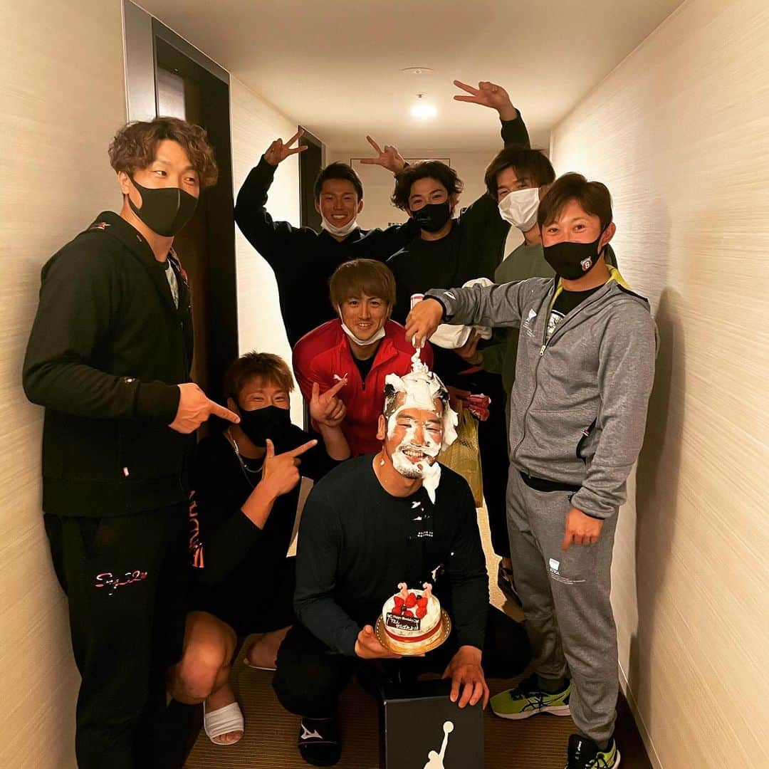 山本由伸のインスタグラム：「ティーさん誕生日おめでとうございます🙇‍♂️33歳！✨超大人✨ いつも優しい優しいティーさん最高です！(サインプレーミスしたらめちゃ怒られるけど)  みんなに愛されているとこなどなど尊敬してます！🙇‍♂️(シーズン中ティーさん疲れてる時無視するのやめて欲しい)  これからもよろしくお願いします！！🙇‍♂️(すれ違う時のパンチ痛い)  第二クール終了しました！✨  #Tー岡田 #誕生日#感謝」