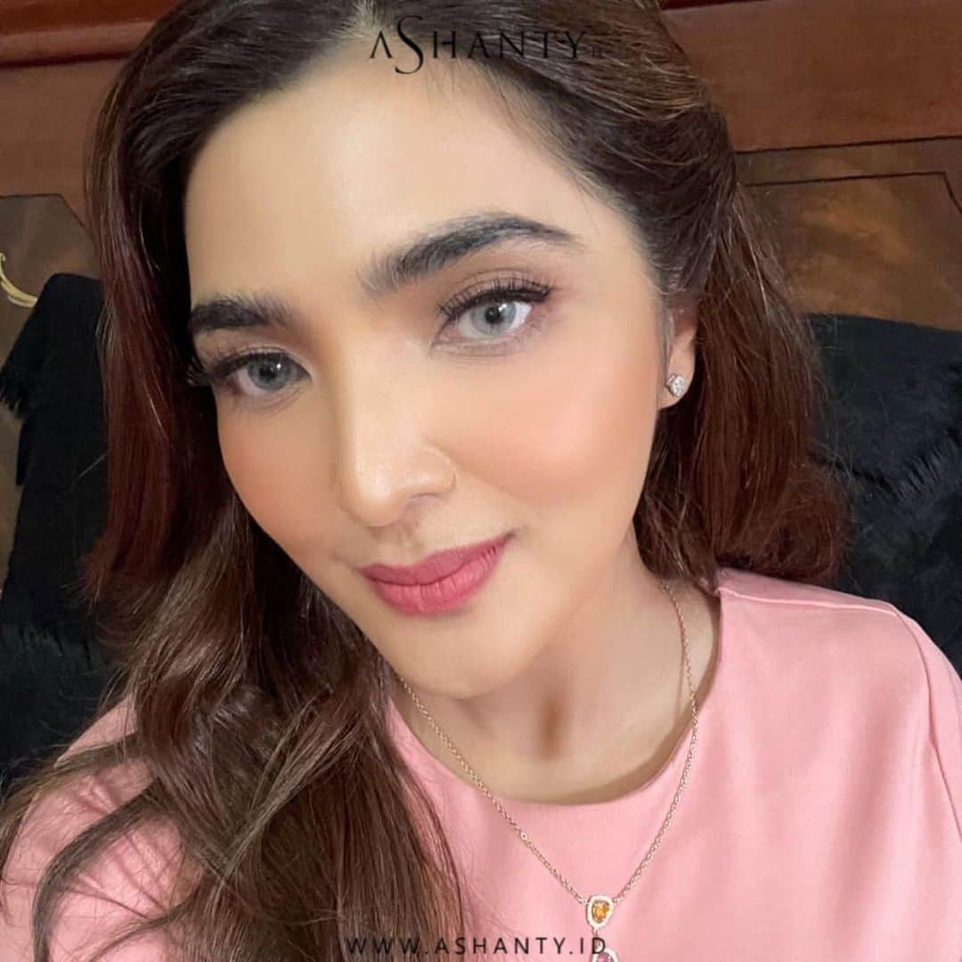 ASHANTY BEAUTY CREAM OFFICIALのインスタグラム：「Dapatkan wajah glowing dengan menggunakan skincare by @ashantyid merawat dan menutrisi kulit wajah secara maksimal hingga lapisan terdalam. Nikmati harga promo hanya Rp 450.000,- perpaket! Yuk pesan cream series favorite kamu sebelum kehabisann ❤️」