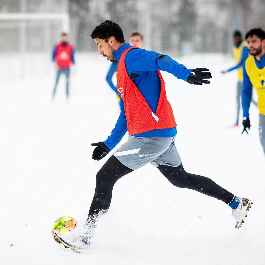 サミ・ケディラのインスタグラム：「Today's training. Definitely something different ❄️😃 #SK28」