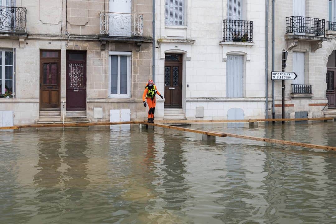 ルモンドさんのインスタグラム写真 - (ルモンドInstagram)「Quadrillées par l’ensemble des forces d’interventions, quarante-six rues de Saintes (Charente-Maritime) étaient encore, en ce début de semaine, totalement ou partiellement inondées. La commune vit une inondation exceptionnelle : la Charente a atteint 6,20 mètres lundi. La dernière crue record de 1994 − comme celle de 1982 − avait vu le fleuve monter jusqu’à 6,30 mètres.⁣ Aux côtés de Mme Abba, secrétaire d’Etat chargée de la biodiversité, en déplacement dans la commune, le maire de Saintes, Bruno Drapron (LDVC, liste divers centre) a annoncé que les dossiers de reconnaissance de catastrophe naturelle − qui concernent aussi plusieurs autres « collègues maires » − seront remis directement au ministère. « Maintenant, ce qui va compter, c’est de reprendre une vie normale rapidement », a ajouté l’édile. Car contrairement à la dernière crue de 1994, qui « était montée lentement », l’épisode de 2021 est arrivé « très vite ». Environ un millier de maisons ont été touchées, et plus de deux cents personnes évacuées par les pompiers de Saintes, appuyés par des équipes de la sécurité civile : trente-deux personnes sont arrivées en renfort le 6 février.⁣ -⁣ 1-8 : Dans les rues de Saintes le 8 février, les habitants circulent sur d’étroites planches de bois posées sur des parpaings⁣ 2 : Louis Ardouin, habitant de Saintes, est évacué en bateau⁣ 3 : Valerie Yenk et son fils Antoine, restaurateurs, dans leur local inondé⁣ 4 : Bérangere Abba, secrétaire d’Etat auprès de la ministre de la transition écologique, et Bruno Drapron (a droite), maire de Saintes⁣ 5 : Anick et Christian Baillieux doivent traverser la zone inondée pour aller faire leurs courses⁣ 6 : Lieutenant Antoine, chef du détachement des formations militaires de la sécurite civile⁣ 7 : Michèle Martin, son mari Janick et leur chatte Chanel, sont évacués par des sauveteurs⁣ -⁣ Photos : Yohan Bonnet (@yohanbonnet) #PourLeMonde⁣ -⁣ #crue #meteo #Charente」2月9日 22時30分 - lemondefr
