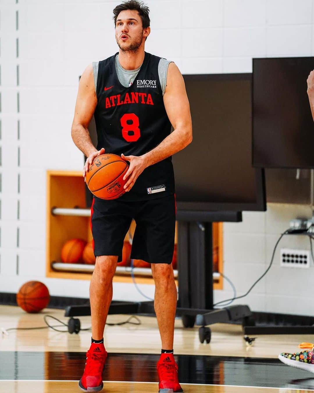 ダニーロ・ガリナリのインスタグラム：「🏋️‍♀️ Fresh start of the week at the gym! #TrueToAtlanta」