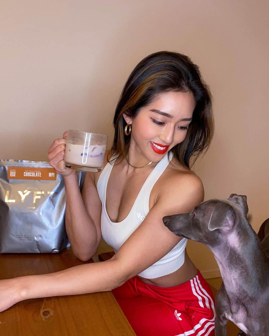 のインスタグラム：「女性のみなさま、バレンタインデーのプレゼントはもう決まりましたか？💝﻿ ﻿ LYFTのチョコレートプロテインはいかがでしょうか😍🍫 ﻿ プロテインチョコシェイクのレシピです❤️﻿ ﻿ ﻿ 【CHOCOLATE Protein Shake】﻿ ﻿ 材料﻿ • LYFT Protein Chocolate flavor 30g ﻿ •Almond Milk 200ml 🥛﻿ •OIKOS 🥣﻿ ﻿ トッピング﻿ •Banana 🍌﻿ •Frozen Blueberry 🫐﻿ •Honey 🍯﻿ ﻿ ﻿ 材料を全てシェイクして、トッピングするだけで超美味しかったです🤤✨✨﻿ ﻿ うちにはミキサーがないのでシェイカーひとつでできるのでトレーニーの皆さんやってみてください😍💞﻿ ﻿ 今のうちに注文するとバレンタインデーまでに届くので、わたしのストーリーズに購入サイト載せておきますね😉❤️﻿ ﻿ ﻿ #training#workout#fitness#fitnessbikini#bikinifitness#fitnessmotivation#personaltrainer#fitgirl#筋トレ女子#パーソナルトレーナー#ボディメイク女子#ボディメイク#ビキニフィットネス#lyftnutrition#lyft#protein#proteinshake#プロテインレシピ#プロテイン#バレンタイン」