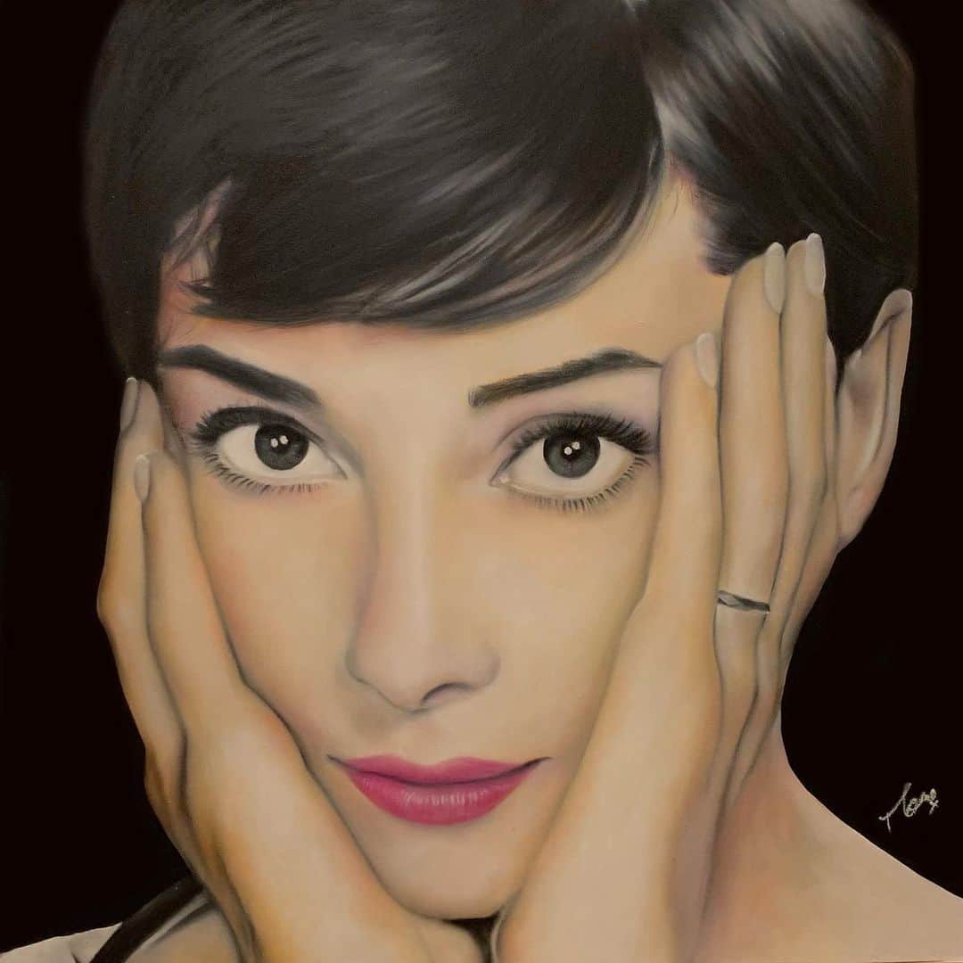 のインスタグラム：「#オードリーヘップバーン #audreyhepburn  600mm✖︎600mm   #チョークアート女優シリーズ  #moecochalkart #drawing  #art  #japan  #japanese #artist #moeco #チョークアート #chalkart #chalk #チョーク #tokyo #picture  #絵 #artist #松下萌子 #moecomatsushita」