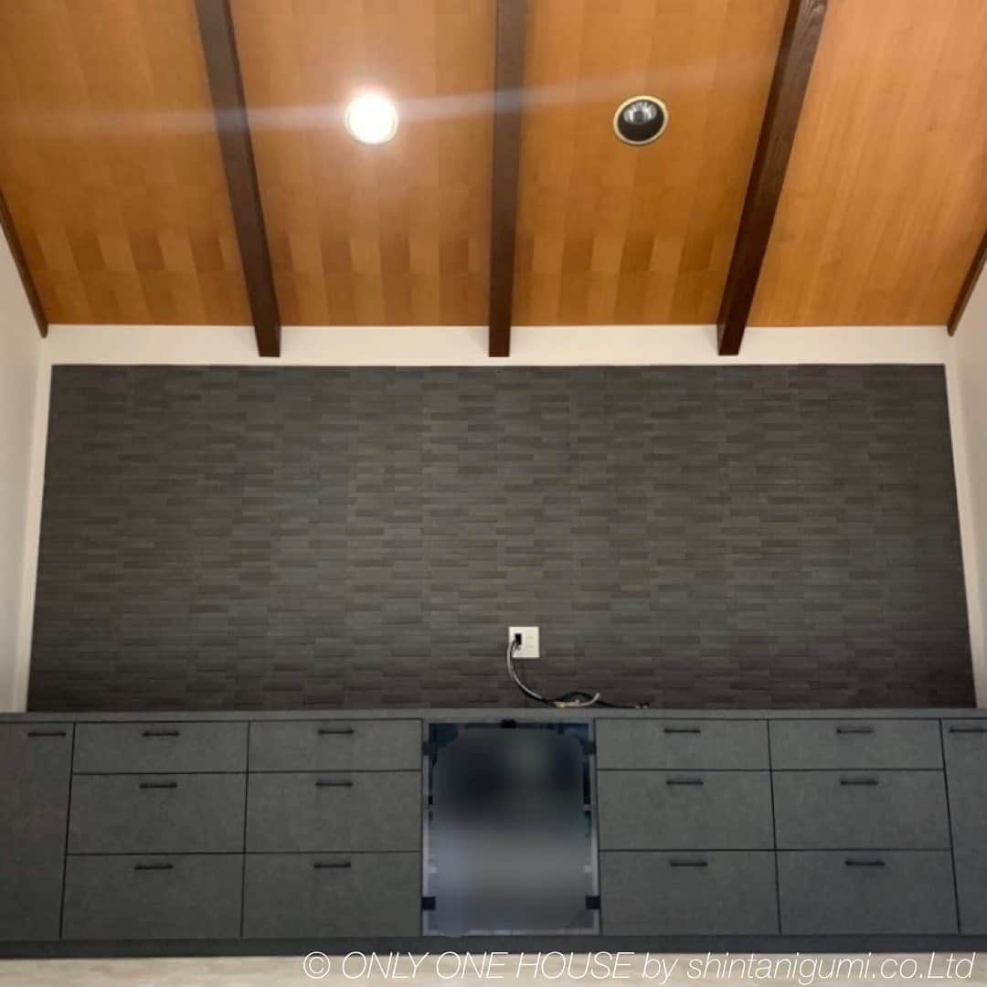 ONLY ONE HOUSE 株式会社 新谷組のインスタグラム：「*  #リクシルエコカラット  テレビ後ろに#呼吸する壁 エコカラットを貼り テレビボードは家具屋さんで造作🔨  天井の木材とのコントラストが映えて とてもお洒落です👌🏻✨  more phots▶︎ @shintanigumi.co.ltd   インスタ毎日更新中🌐 いいね！&フォローよろしくお願いします🌿  --------------------------------------  新谷組は土地探しから 設計施工管理の全てを 弊社で担う事ができます！  大工工務店だからこそ出来る 枠にとらわれない自由な発想で お客様のお家づくりを 全力でサポートいたします💪🏻  お気軽にご相談ください💁🏻‍♀️  #ONLY_ONE_HOUSE by shintanigumi.co.Ltd  ✭ 本社𝕋𝔼𝕃  0770-78-1255 ✭ 事務所𝕋𝔼𝕃  0770-59-2552 ✭  𝔼 𝕞𝕒𝕚𝕝  shintanigumi@outlook.jp ✭ 新谷組𝙷𝙿 http://www.shintanigumi.jp  --------------------------------------  #新谷組 #オンリーワンハウス #おおい町 #舞鶴市 #高浜町 #小浜市 #敦賀市 #若狭町 #美浜町 #新築 #一戸建て #外構工事 #改修工事 #シンプルライフ #マイホーム #注文住宅 #デザイン住宅 #自由設計 #工務店 #家事楽動線 #家づくり #平家 #テレビボード造作  #エコカラット」