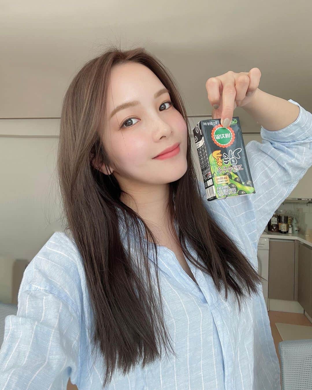 Lilmeのインスタグラム：「한국에 오고 나서 매일 마시고 있는 두유 🥛🍃✨맛있어요〜‼﻿韓国来てから毎日飲んでる豆乳〜！！﻿ これはかなり美味しい！！﻿ ﻿ ﻿ ﻿ #韓国#語学留学#韓国留学#韓国コスメ#豆乳#韓国料理#スキンケア#韓国旅行#韓国メイク#韓国ヘア#인테리어#헤어스타일#유학#거울샷#메이크업#뷰티스타그램 #셀카#얼스타그램」