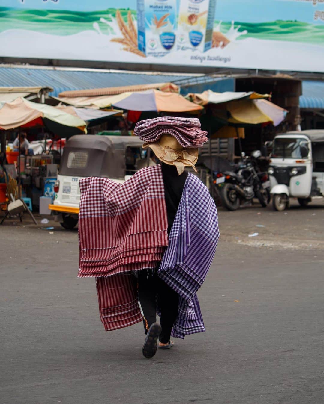 Shunsuke Miyatakeのインスタグラム：「A lady living with krama, the Cambodian traditional scarf, Phnom Penh, Cambodia」