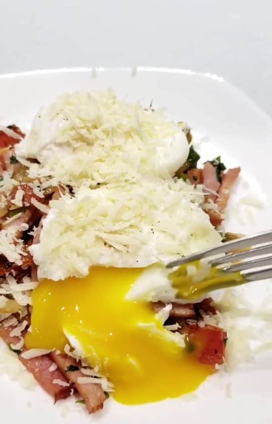 Cesar Gonzalez Cocineroのインスタグラム：「Dale like ❤  El tiempo de cocción para que queden como en el vídeo es de 2 minutos 40 segundos. Si los quieres más duros, déjalos más tiempo.  Trata de hacerlo con Huevos frescos para que la Clara se cuaje compacta alrededor de la yema.  En el agua coloca 1 cucharada sopera de Vinagre (del que tengas) yo utilice Blanco.   Para el Sofrito utilice Cebolla, Ajo, Jamón ahumado, Tomates, Cebollín y Cilantro.  No olvides la Sal y la Pimienta.  El Queso Parmesano le da un toque de muerte lenta.   ¡Disfruta!」