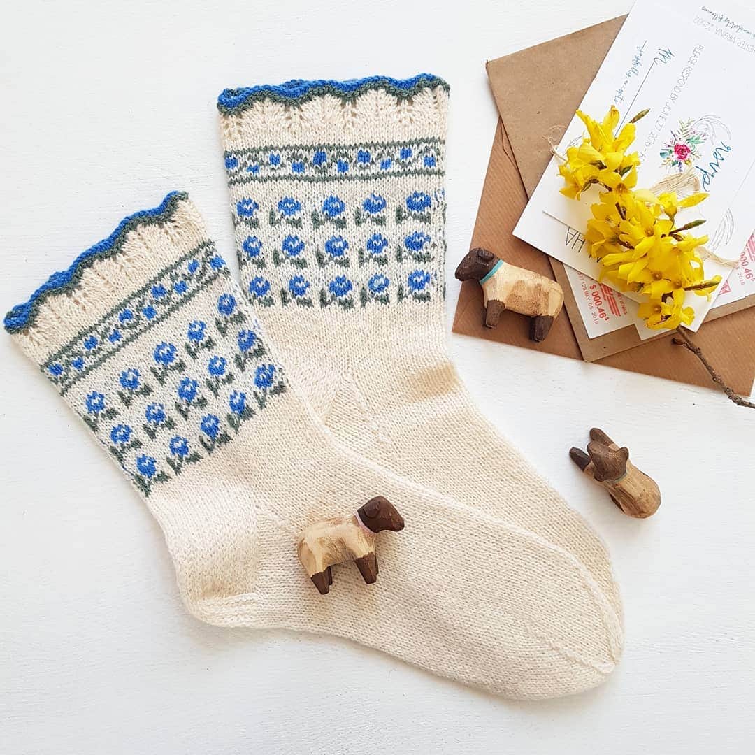 ティネスのインスタグラム：「This beautiful pair is waiting for its owner 💙 Hand- knitted wool socks with traditional design.  Shoe size 39- 41.  WWW.TINES.LV WORLDWIDE SHIPPING」