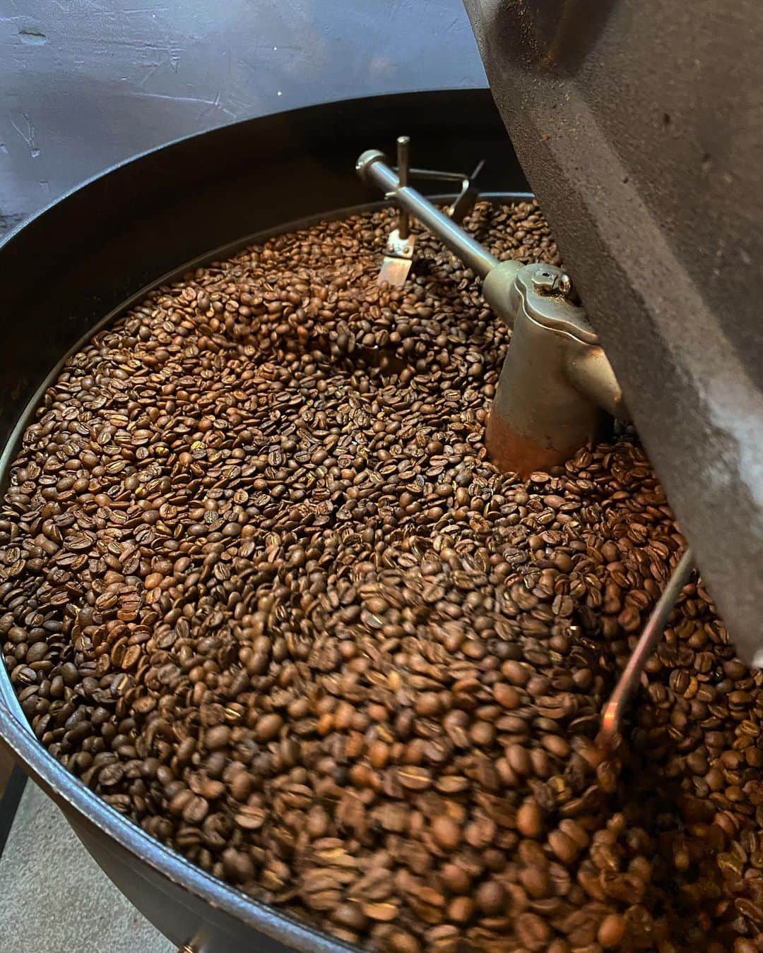 Mel Coffeeさんのインスタグラム写真 - (Mel CoffeeInstagram)「コーヒーの美味しい時期ですね。 お豆は100g,200g,400gとご用意させて頂いています。  今イチオシはニカラグアのアナエロビコです！覗いてみて下さい！  オンラインショップのお豆は2-3日以内の発送となります。  #melcoffeeroasters」2月9日 22時54分 - melcoffeeroasters