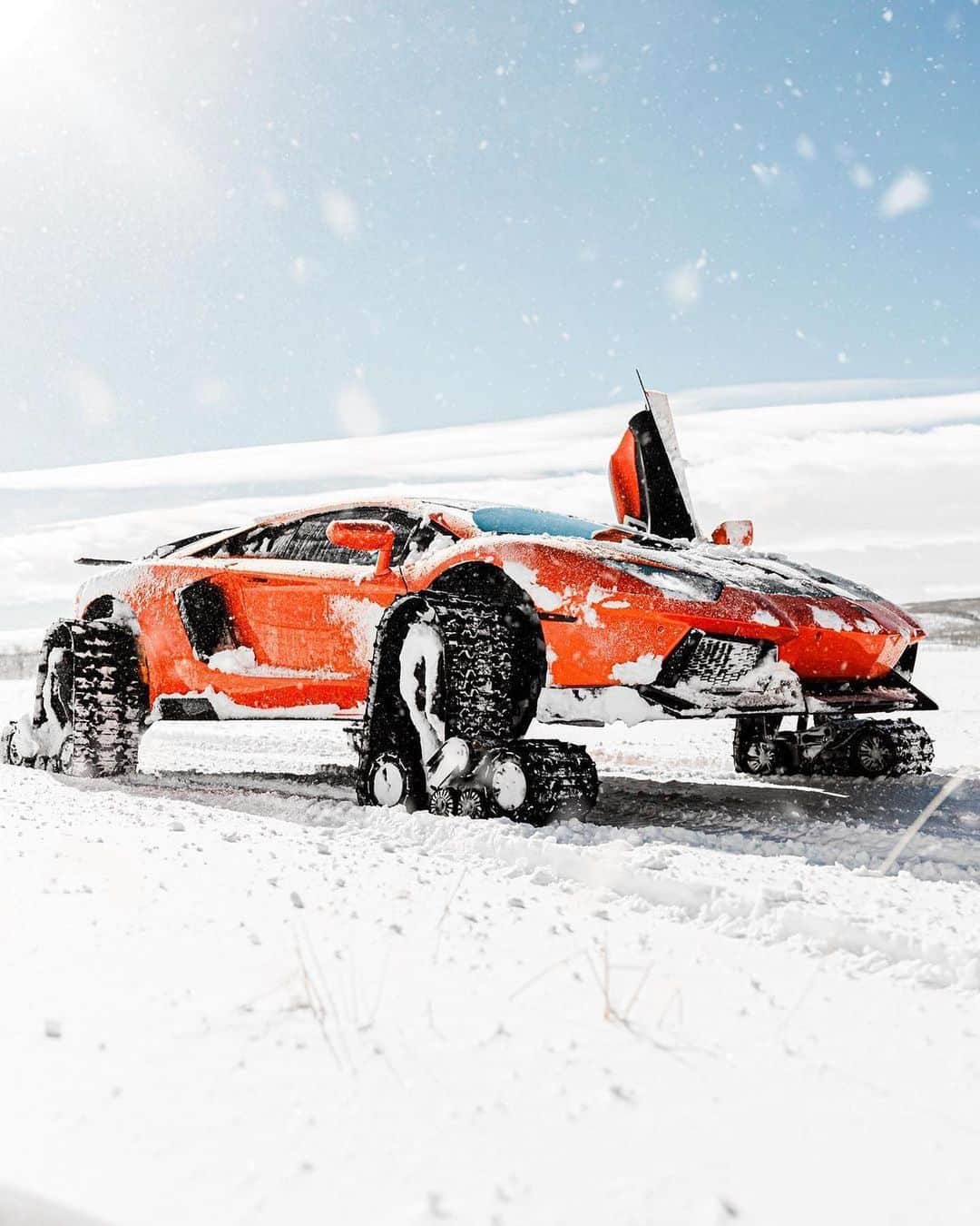 CARLiFESTYLEさんのインスタグラム写真 - (CARLiFESTYLEInstagram)「Lamborghini Aventador on tracks! 👀 @thestradman @alecjacksonblack @heavydsparks #carlifestyle #aventador #tracks #lamborghini」2月9日 22時54分 - carlifestyle