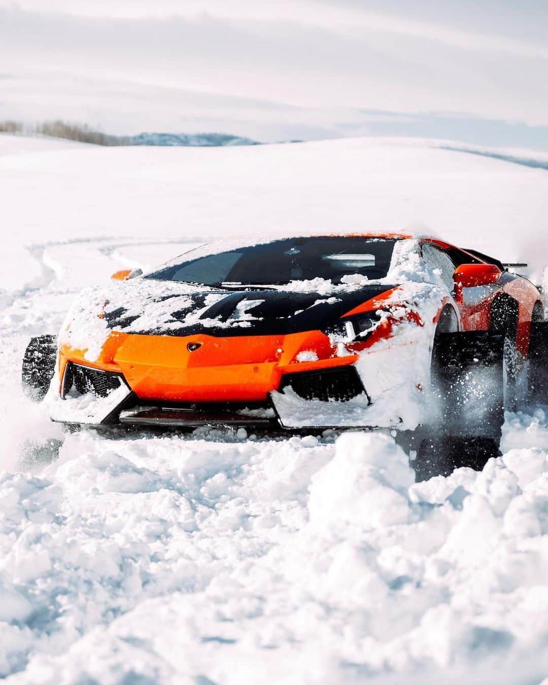 CARLiFESTYLEさんのインスタグラム写真 - (CARLiFESTYLEInstagram)「Lamborghini Aventador on tracks! 👀 @thestradman @alecjacksonblack @heavydsparks #carlifestyle #aventador #tracks #lamborghini」2月9日 22時54分 - carlifestyle