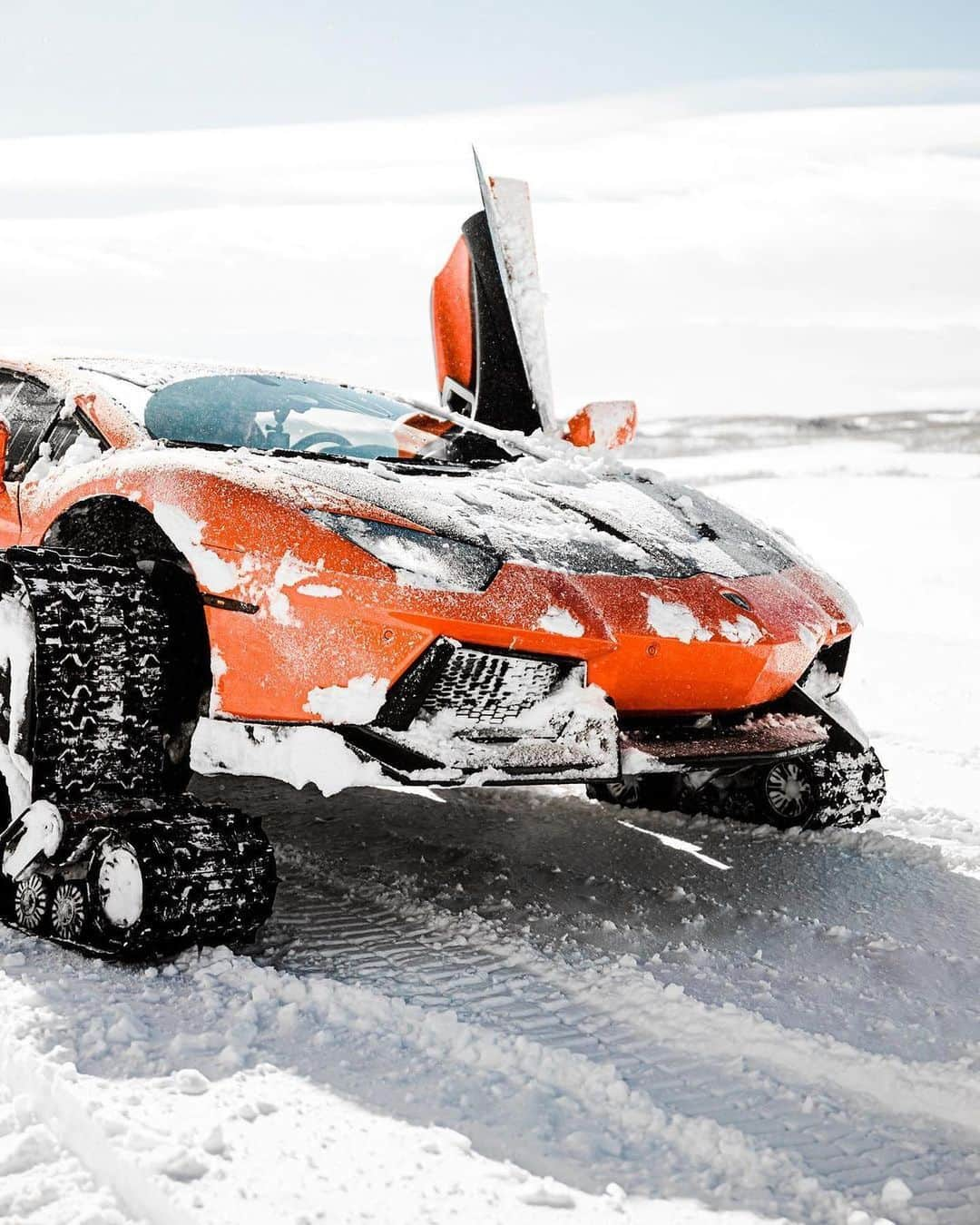 CARLiFESTYLEさんのインスタグラム写真 - (CARLiFESTYLEInstagram)「Lamborghini Aventador on tracks! 👀 @thestradman @alecjacksonblack @heavydsparks #carlifestyle #aventador #tracks #lamborghini」2月9日 22時54分 - carlifestyle