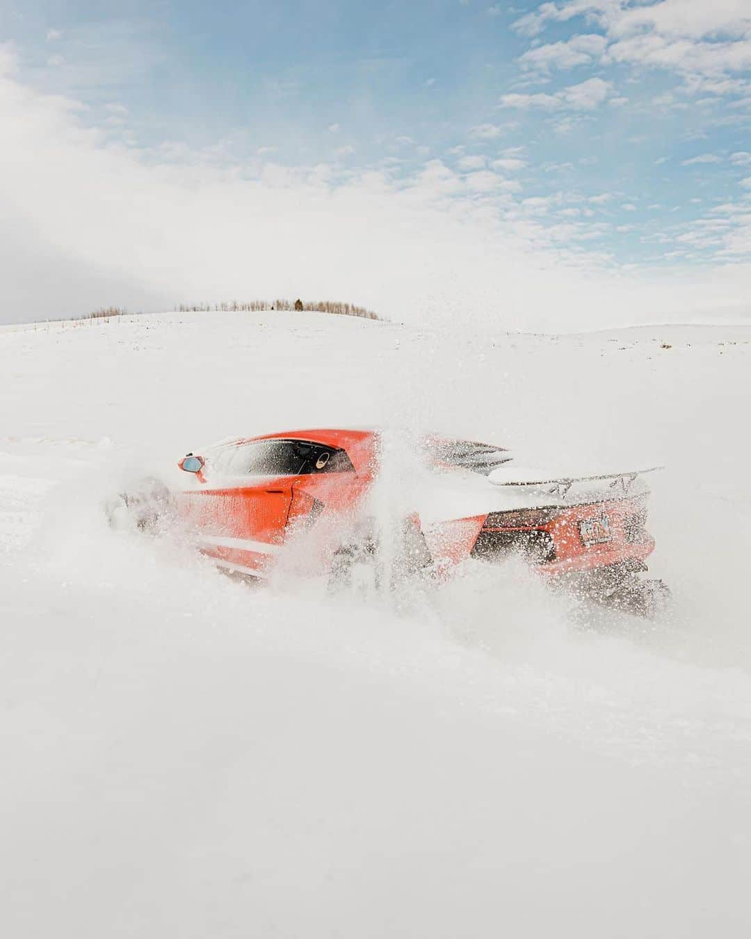 CARLiFESTYLEさんのインスタグラム写真 - (CARLiFESTYLEInstagram)「Lamborghini Aventador on tracks! 👀 @thestradman @alecjacksonblack @heavydsparks #carlifestyle #aventador #tracks #lamborghini」2月9日 22時54分 - carlifestyle