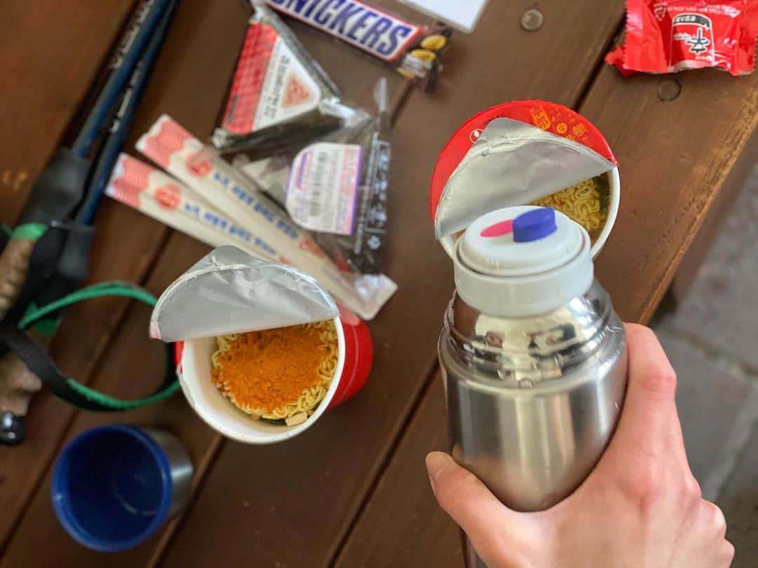 チョン・インソンのインスタグラム：「원래 사발면 먹으러 등산하는 거 아닌가요?」