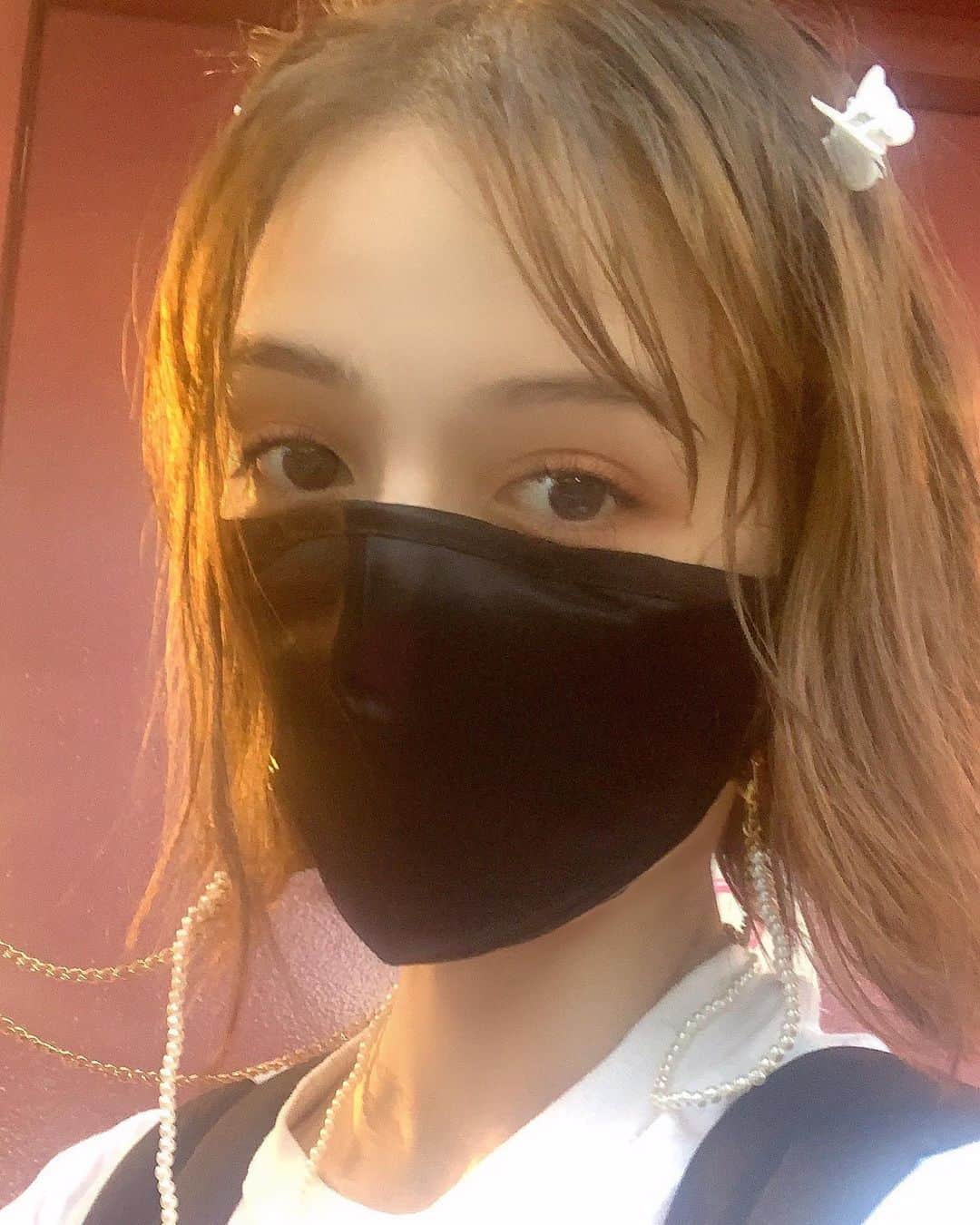 のインスタグラム：「Favorite mask from @fleurapeutic ☺️ (p.s. it has interchangeable chains and all that good stuff 🤍 plus there are ones for sensitive skin like mine!) 🦋🌷💙」