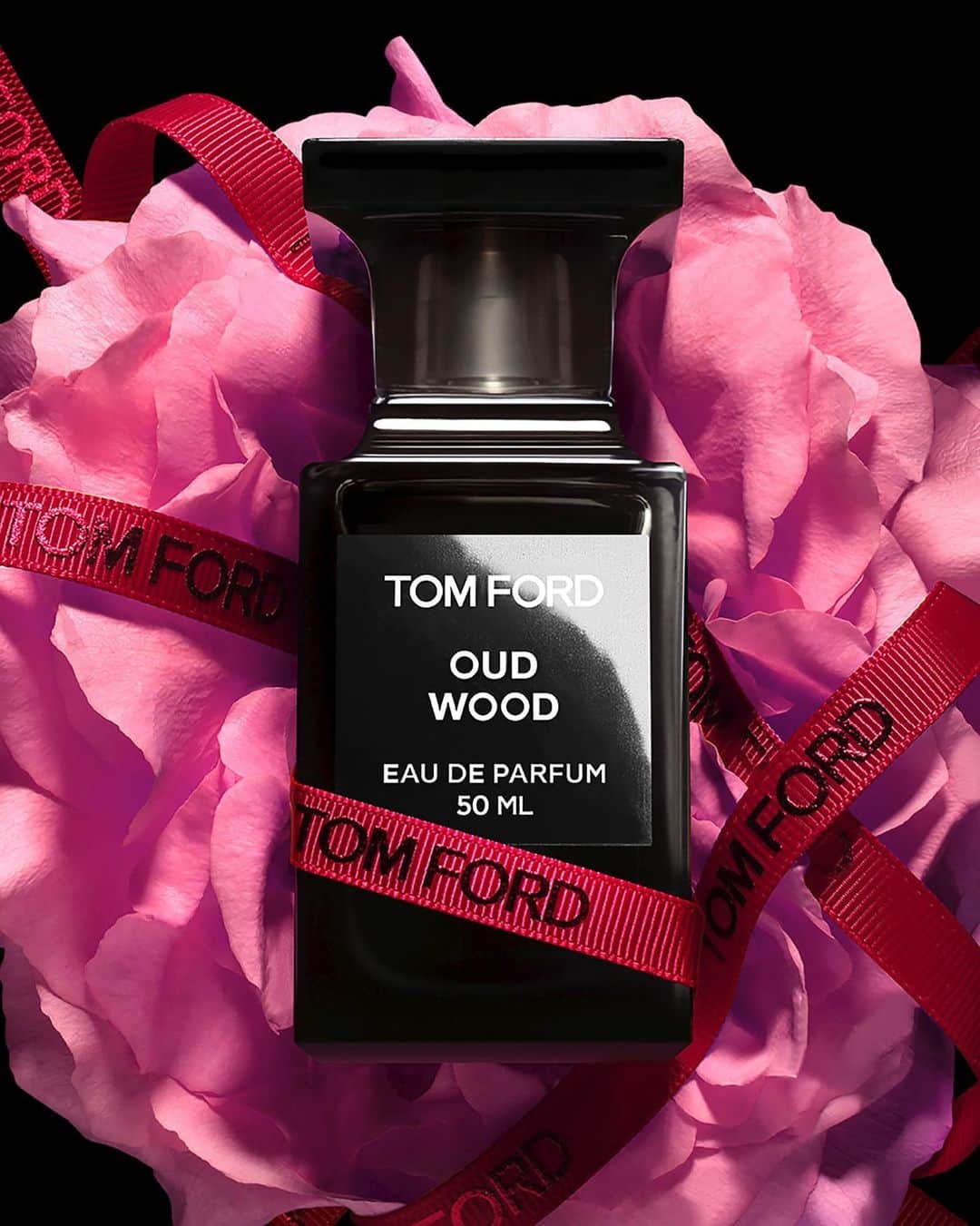 トムフォードさんのインスタグラム写真 - (トムフォードInstagram)「Evoking smoky, incense-filled temples, Oud Wood is reinvented by TOM FORD as a seductive imprint for all. @tomfordbeauty #TOMFORD #PRIVATEBLEND #TFGIFTS」2月9日 23時07分 - tomford