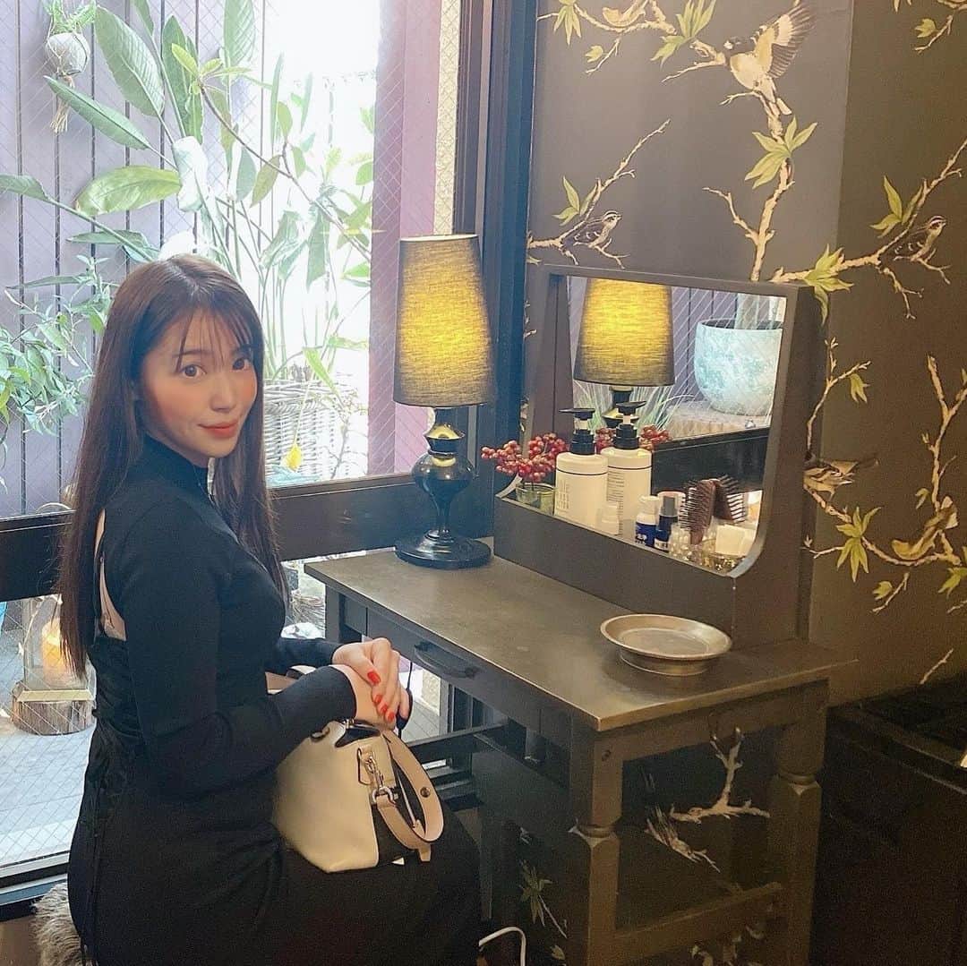 中村かなのインスタグラム：「周りの美しい人達が通ってて🧖‍♀️✨ ずっと気になってた 名古屋・覚王山の  #Rela鍼灸接骨院 《 @rela0810 》 で美容鍼灸90分コースを受けて来ました🕊🤍 ・ ・ 雰囲気も施術もスタッフさんもオーナーさんも 全てが◎すぎまして🙆‍♀️ (長くなります…) ・ ・ ✔️店内がオシャレ✨ 写真は全てrelaさんの店内🤍  ✔️問診がとっても丁寧🙌 コースの90分とは別で30分程かけて東洋医学体質診断とゆう問診🔍 これが当たってるし勉強になる📝  ✔️⇨5枚目before・after すっぴんひどいけど🤣 差がすごいから🤣 体も軽くなって、翌日も目がぱっちりです😳  ✔️至れり尽せりな90分間 マッサージ→身体の鍼(背面)→お顔の鍼→の間に体の鍼灸 放置される間が全くなく😳 こんな鍼灸院は初めて✨  ✔️#relaの森キッズルーム  《 @rela_kids 》 とゆう託児所併設なのでお子様連れもOK👶 こちらはレンタルスペースとしても利用できるみたい✨⇨6枚目  ✔️メニューが豊富❣️ 保険適用治療や男性もOK👨🏻‍🦰 ・ ・ 名古屋にこんなサロンがあったとは…感動で長くなりましたが🤣 ・ 鍼は好きなので、たくさん鍼灸院は通ったけど、こんなに丁寧で雰囲気が良く、お値段も◎なサロンは初めてでした😳🙌✨ 東京にひとつだけお気に入りなサロンがあったけど、お値段や丁寧さはrelaさんの勝ち❣️🤣👏 ・ とにかく癒されたので疲れた時に通いたいと思います🕊🤍 ・ ・ ・ ・ #美容鍼 #美容鍼灸 #美容鍼灸サロン #鍼灸 #鍼灸院 #鍼灸サロン #名古屋鍼灸 #覚王山 #アロマ #名古屋エステ #美容好きな人と繋がりたい #美容好き #大人女子 #アラサー女子 #アラサー #アンチエイジング #美容 #名古屋 #ngo #nagoyajapan #nagoya #japanesegirl #follow #gotokakuozan」