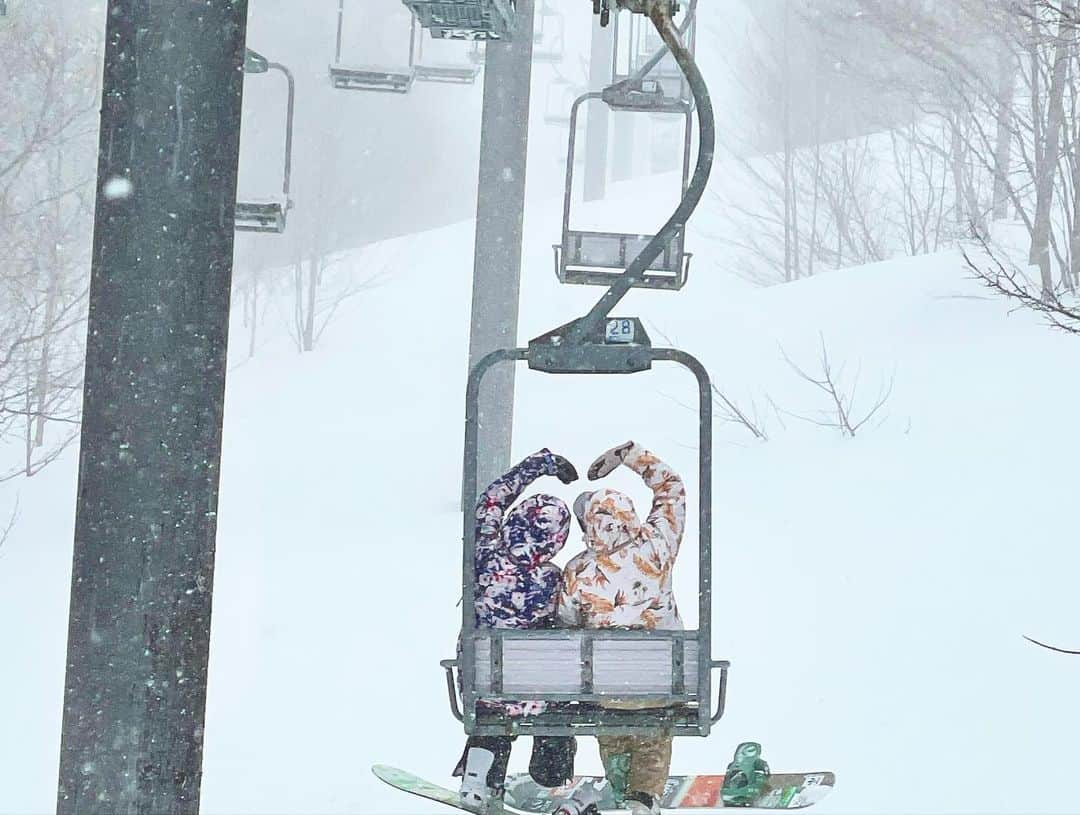 hoshinofumikaさんのインスタグラム写真 - (hoshinofumikaInstagram)「【尾瀬岩鞍SKISKI】 #スノーボードを止めるな クランクアップしました💐🤍 ２４時間限定公開です。 ストーリーから作品見て下さい😇 感想はコメント欄にお願いします💓 ⚠️クレームは受け付けませんwww  ✨🏔スペシャルサンクス🎬✨ @ozeiwakura_skiresort  @sims_snowboards_jp  @roxyjapan  @billabongwomensjp  @yukiyama2016 . . .  #JRSKISKI #尾瀬岩鞍skiski #雪が君を熱くする #全部雪のせいだ　#私をスキーに連れてって　#スノボ旅行 #尾瀬岩鞍　#尾瀬岩鞍スキー場 #whostv #snowboarding  #simsnowgirl #roxysnow #sims #snowboard #snow #winter #japan #ootd #スノーボード #スノボ #スノボー #スノボ女子 #スノボ好きな人と繋がりたい #冬 #スキー場 #スキー #パロってみたbywhostv #女優文香　#女優あさみ」2月9日 23時00分 - fumika_hoshino