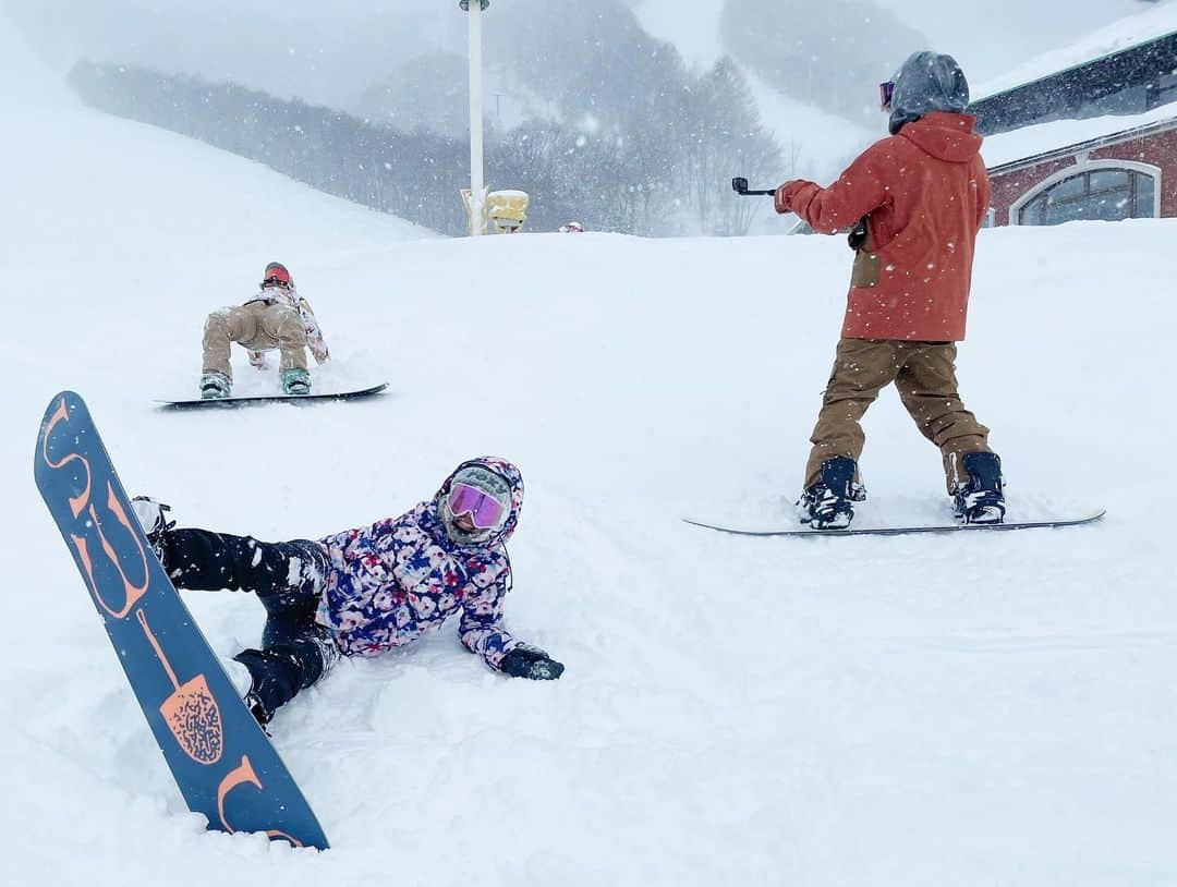 hoshinofumikaさんのインスタグラム写真 - (hoshinofumikaInstagram)「【尾瀬岩鞍SKISKI】 #スノーボードを止めるな クランクアップしました💐🤍 ２４時間限定公開です。 ストーリーから作品見て下さい😇 感想はコメント欄にお願いします💓 ⚠️クレームは受け付けませんwww  ✨🏔スペシャルサンクス🎬✨ @ozeiwakura_skiresort  @sims_snowboards_jp  @roxyjapan  @billabongwomensjp  @yukiyama2016 . . .  #JRSKISKI #尾瀬岩鞍skiski #雪が君を熱くする #全部雪のせいだ　#私をスキーに連れてって　#スノボ旅行 #尾瀬岩鞍　#尾瀬岩鞍スキー場 #whostv #snowboarding  #simsnowgirl #roxysnow #sims #snowboard #snow #winter #japan #ootd #スノーボード #スノボ #スノボー #スノボ女子 #スノボ好きな人と繋がりたい #冬 #スキー場 #スキー #パロってみたbywhostv #女優文香　#女優あさみ」2月9日 23時00分 - fumika_hoshino