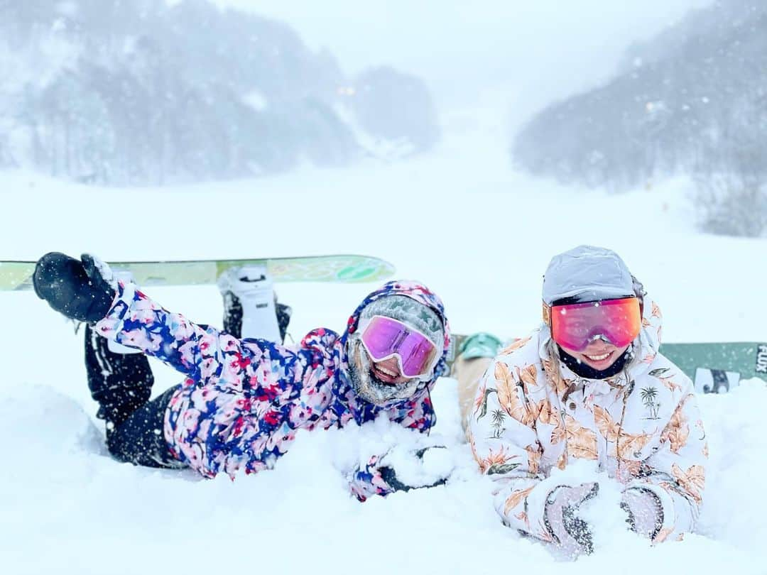 hoshinofumikaのインスタグラム：「【尾瀬岩鞍SKISKI】 #スノーボードを止めるな クランクアップしました💐🤍 ２４時間限定公開です。 ストーリーから作品見て下さい😇 感想はコメント欄にお願いします💓 ⚠️クレームは受け付けませんwww  ✨🏔スペシャルサンクス🎬✨ @ozeiwakura_skiresort  @sims_snowboards_jp  @roxyjapan  @billabongwomensjp  @yukiyama2016 . . .  #JRSKISKI #尾瀬岩鞍skiski #雪が君を熱くする #全部雪のせいだ　#私をスキーに連れてって　#スノボ旅行 #尾瀬岩鞍　#尾瀬岩鞍スキー場 #whostv #snowboarding  #simsnowgirl #roxysnow #sims #snowboard #snow #winter #japan #ootd #スノーボード #スノボ #スノボー #スノボ女子 #スノボ好きな人と繋がりたい #冬 #スキー場 #スキー #パロってみたbywhostv #女優文香　#女優あさみ」