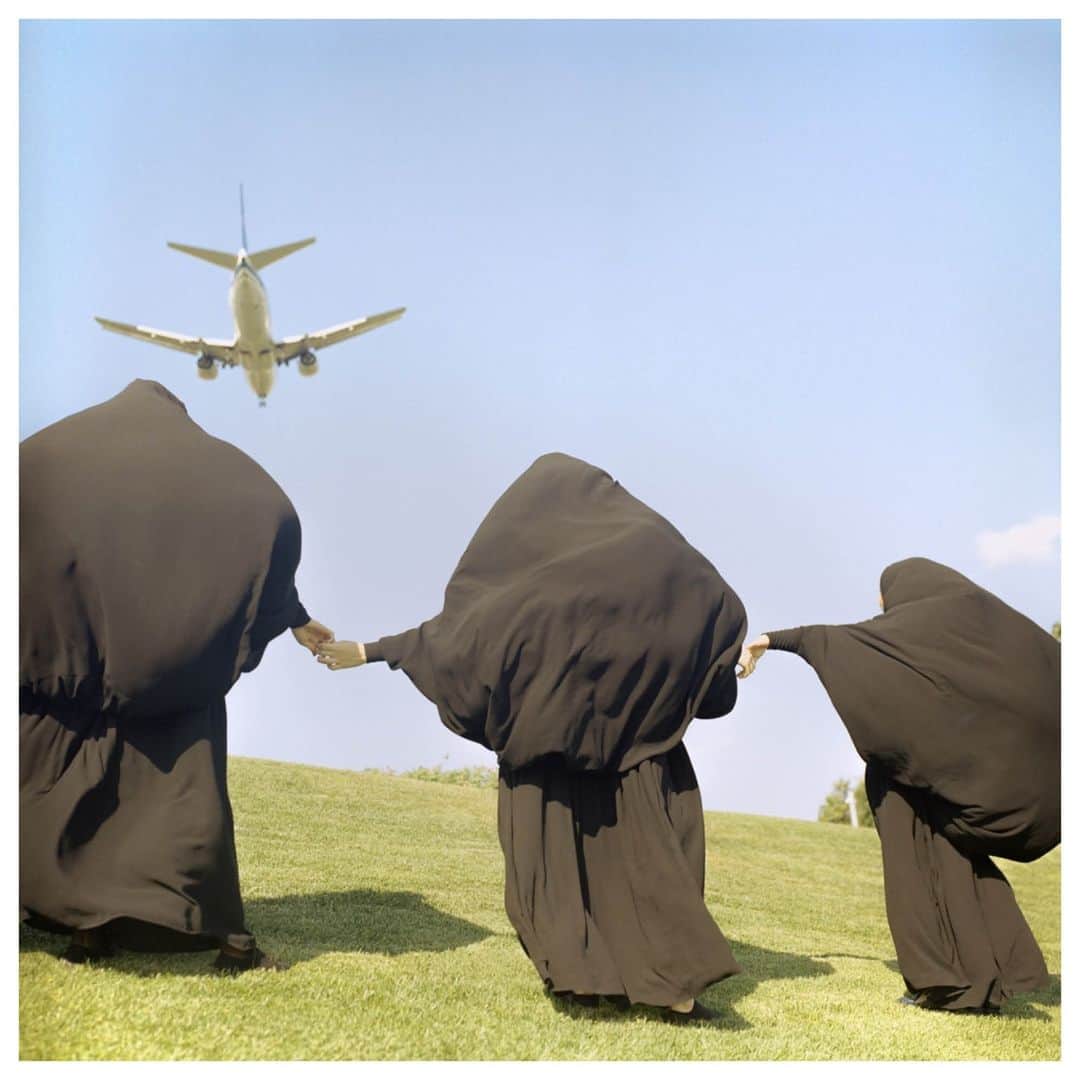 Magnum Photosさんのインスタグラム写真 - (Magnum PhotosInstagram)「Sabiha Cimen (@sabakhayr)'s image depicting students at a religious boarding school in Turkey, enjoying a picnic as a plane passes overhead, has been featured on the @guardian’s ‘big picture’ series.⁠ .⁠ This photograph is from her current major project Hafiz: Guardians of the Qu’ran, in which the 2020 Magnum nominee explores the dreams and adventures of young Muslim women in Turkey.⁠ .⁠ Read the latest from Magnum photographers at the link in bio.⁠ .⁠ PHOTO: A plane flies low over students at a picnic during the weekend. Istanbul. Turkey. 2018⁠ .⁠ © @sabakhayr/#MagnumPhotos」2月9日 23時02分 - magnumphotos
