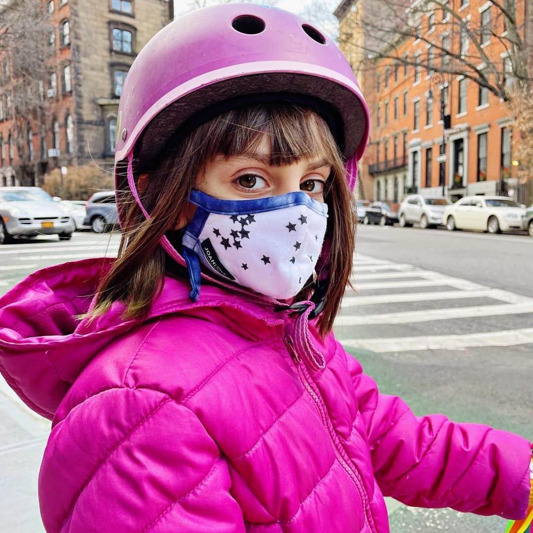 Ilana Wilesのインスタグラム：「For everyone who has asked about our @joahlove masks, I have good news! If you use code MOMMYSHORTS, you get 20% off! Plus I get a little commission so WIN WIN. My whole family has been wearing these masks pretty much exclusively since September. The kid size 2-6 fits Harlow’s tiny face perfectly. Mazzy and I both wear the small/medium size and Mike wears the medium/large. Yep! He wears them too in solid black, navy and gray. I am partial to the animal prints with the infinity straps. Harlow prefers the original straps with stars, tie dye and splatter paint. Mazzy likes to reverse her mask so it’s black with a colored outline. They are all reversible, super soft, comfy, and they sell masks with filters too. Link in bio. Okay now that the hard sell is over, I’m doing a giveaway for a $200 Joah Love gift card! To enter, you must ❤️ this post, follow @mommyshorts and @joahlove, and tag two friends in the comments to remind them to mask up! USA only. Winner will be announced on 2/18. Good luck!」