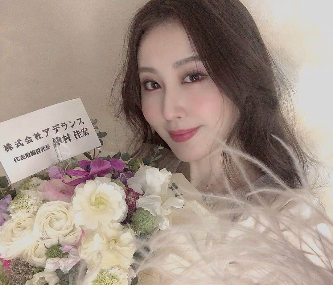 八尋莉那のインスタグラム：「先日いつもお世話になっているアデランスの津村社長から誕生祝いでお花とケーキと素敵なグラスを頂きました✨  大好きな生クリーム、、染み渡りました、、🎂😭✨ ここのケーキスポンジも生クリームも程よい甘さでフルーツが沢山乗ってて美味しかったなぁ☺️✨ (キウイとマンゴー大好き🥺)  以前撮影したビューステージさんのパンフレットを頂いたので近々素晴らしい商品と一緒にご紹介致しますね♪」