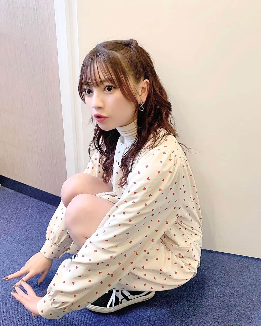 廣川奈々聖のインスタグラム：「このお洋服ハート柄なんだよ〜🤍﻿ バレンタインぽくてきゅん🐰﻿ ﻿ ワンピもスニーカーも韓国のブランドのだ﻿ ﻿ ﻿ ﻿ ﻿ #ななせのふく#私服コーデ#韓国ファッション#韓国コーデ#ソニョナラ#ヘアアレンジ#ハーフツイン#くるりんぱアレンジ#ootd」