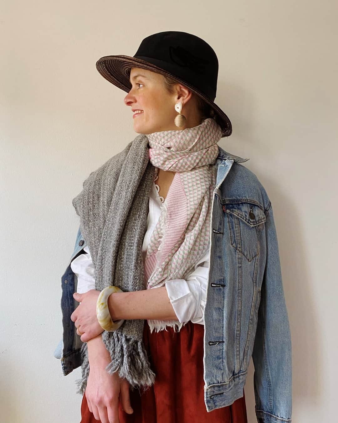 リジー フォルトゥナートのインスタグラム：「We love a good layer 〰️ Sis is wrapped up in The Heritage Scarf (which has been around our shoulders all winter) and a handwoven blanket she brought back from her honeymoon in Argentina ✈️ we’re all about investing in special things and using them different ways for a long time ✨ (for those wondering she’s also in The New Crush Earrings and Saucer Bangle) • #lizziefortunato」